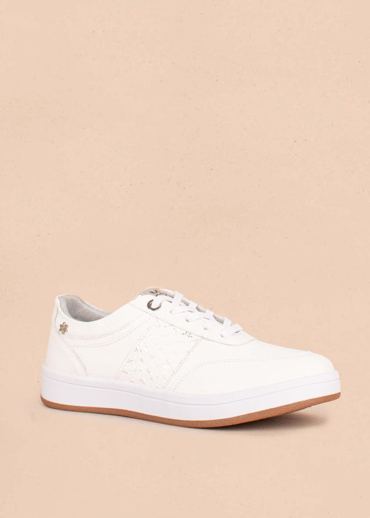 Tenis casuales en cuero color blanco con textura croco 104596