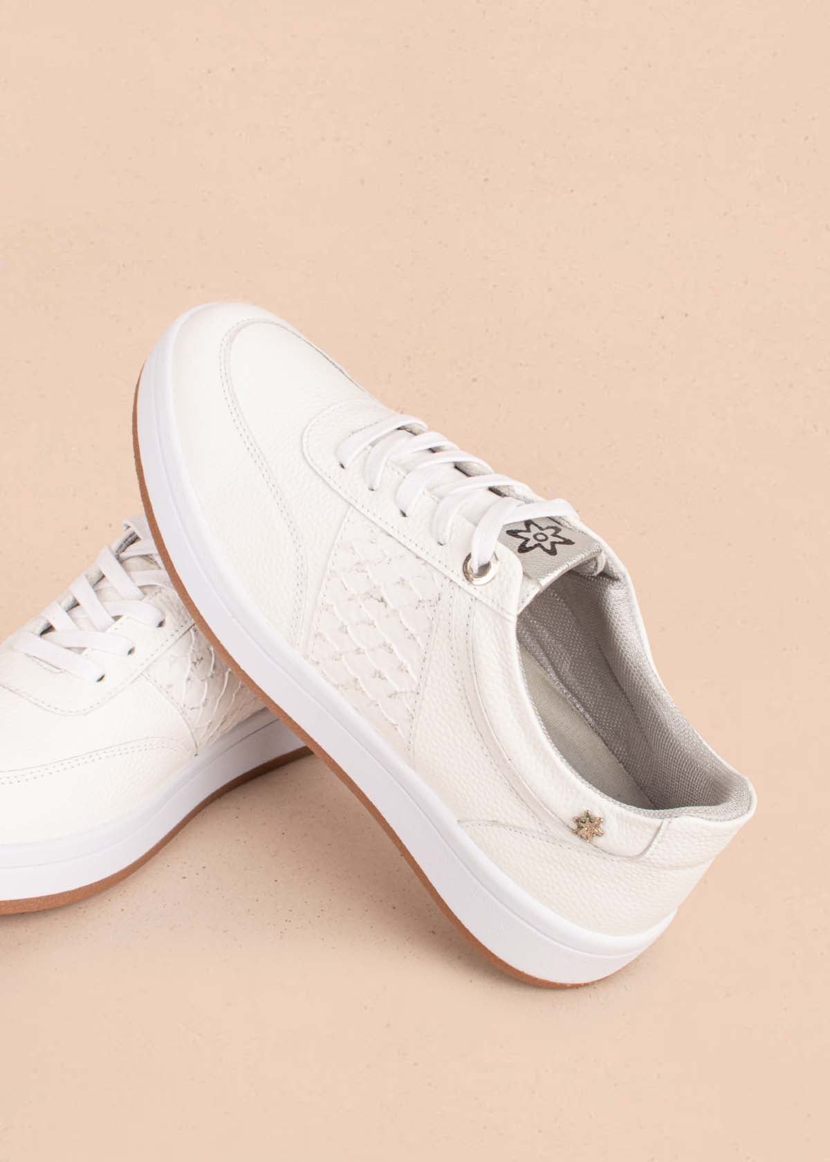 Tenis casuales en cuero color blanco con textura croco 104596