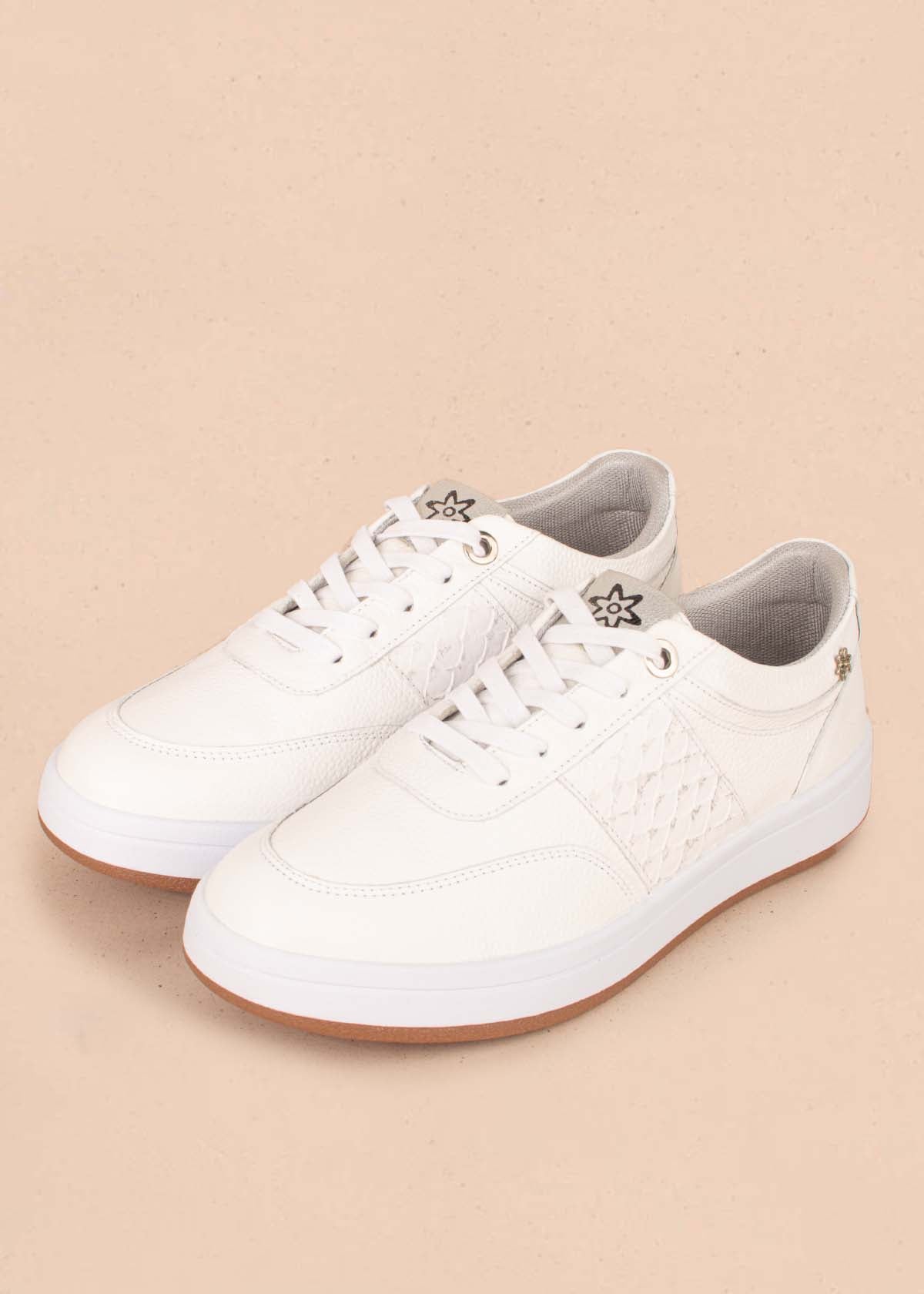 Tenis casuales en cuero color blanco con textura croco 104596