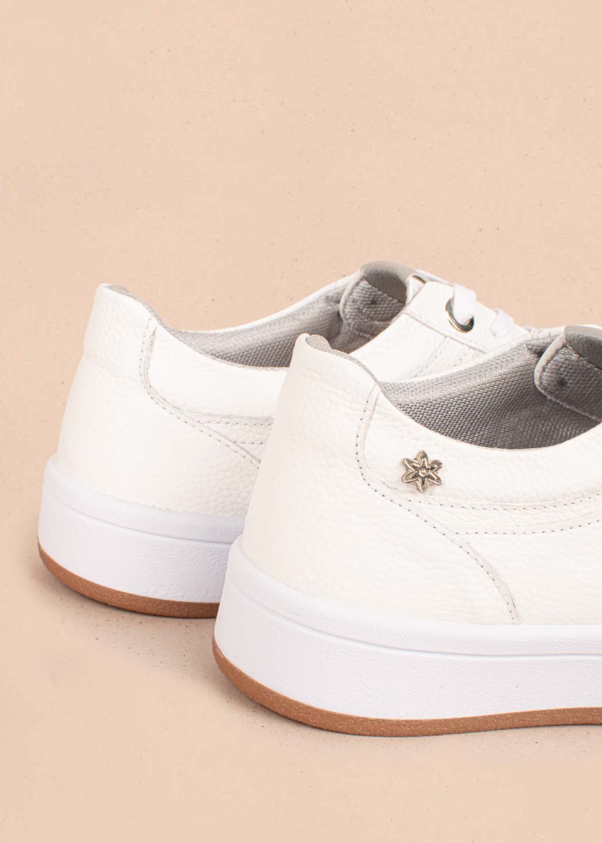 Tenis casuales en cuero color blanco con textura croco 104596