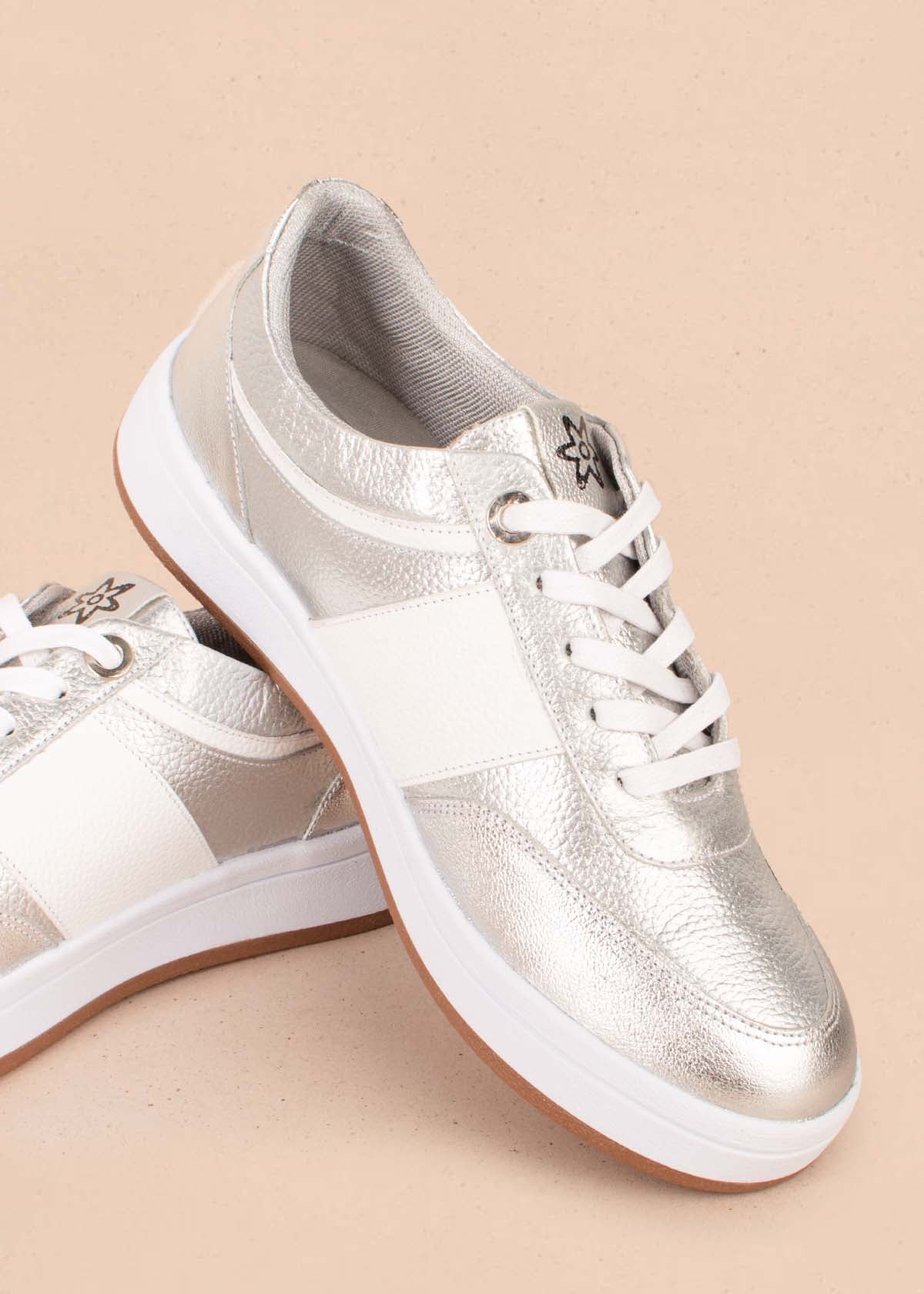 Tenis casuales en cuero color plata 104596