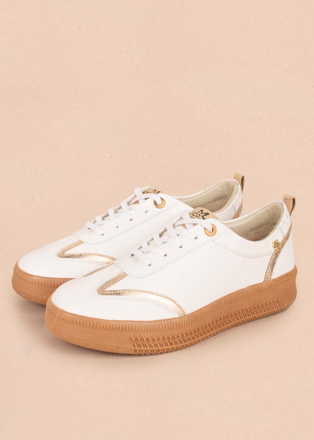 Tenis casuales en cuero color blanco con detalles dorados 104597