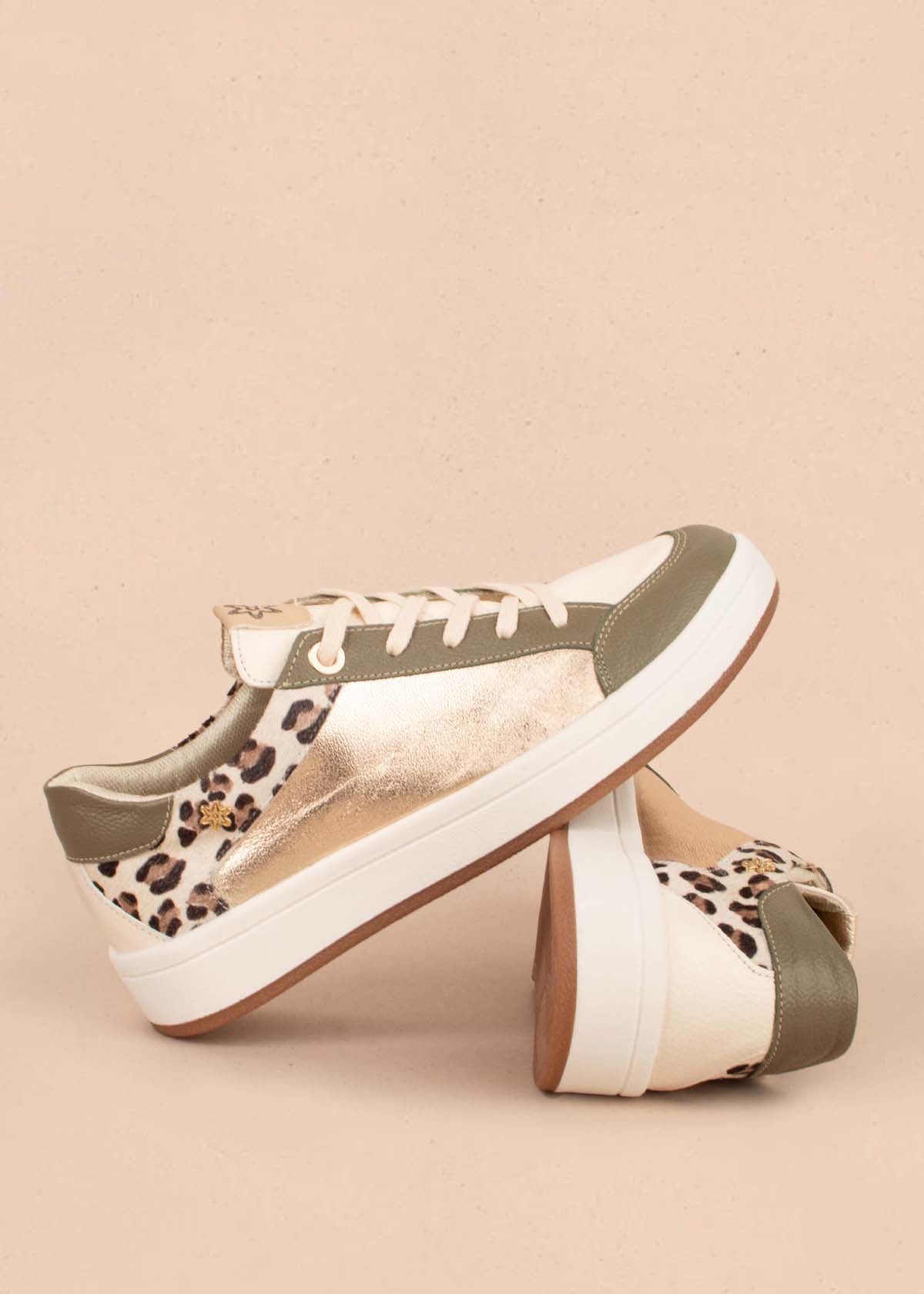 Tenis casuales en cuero color dorado y cuero con pelo animal print 104598