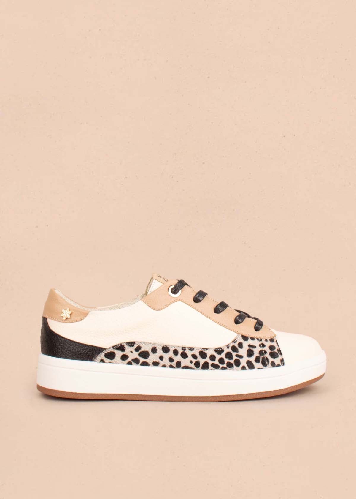 Tenis casuales en cuero color talco y cuero con pelo animal print 104599