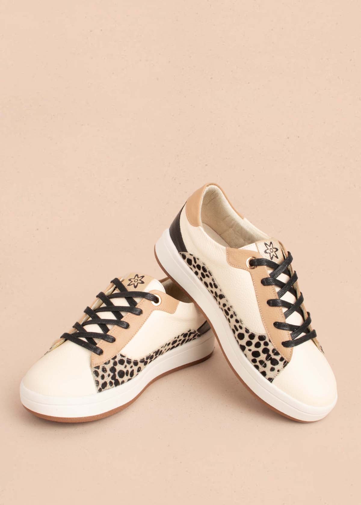 Tenis casuales en cuero color talco y cuero con pelo animal print 104599