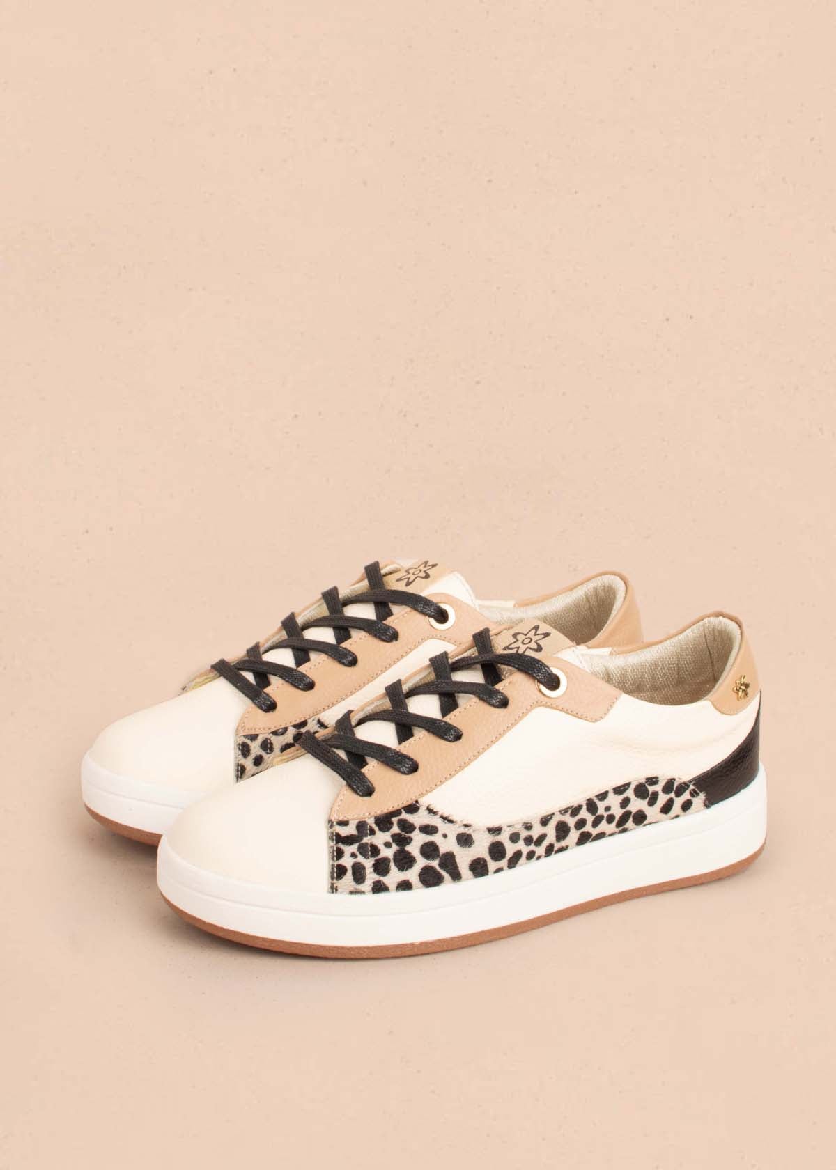 Tenis casuales en cuero color talco y cuero con pelo animal print 104599