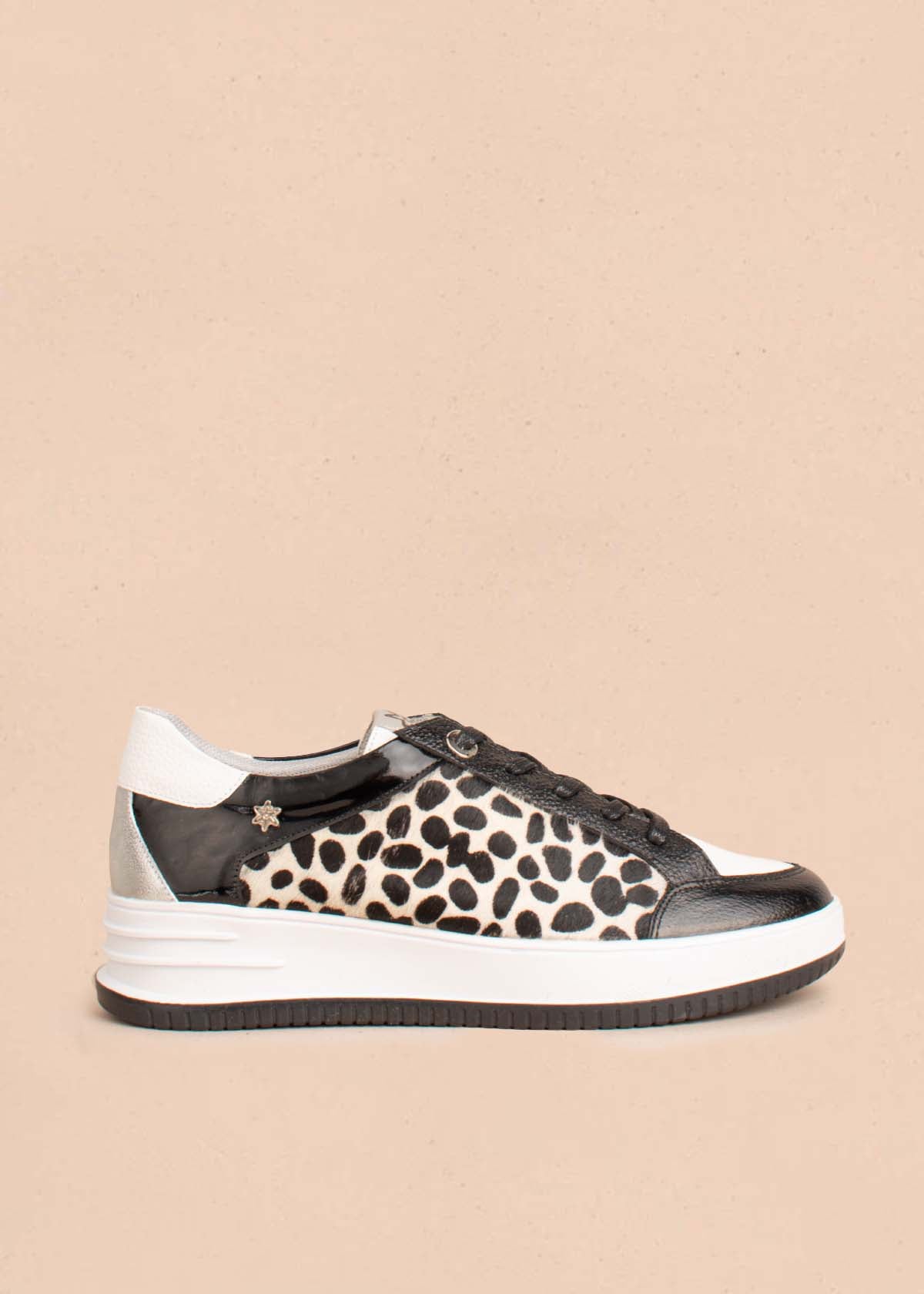 Tenis casuales en cuero color negro y cuero con pelo animal print 104600