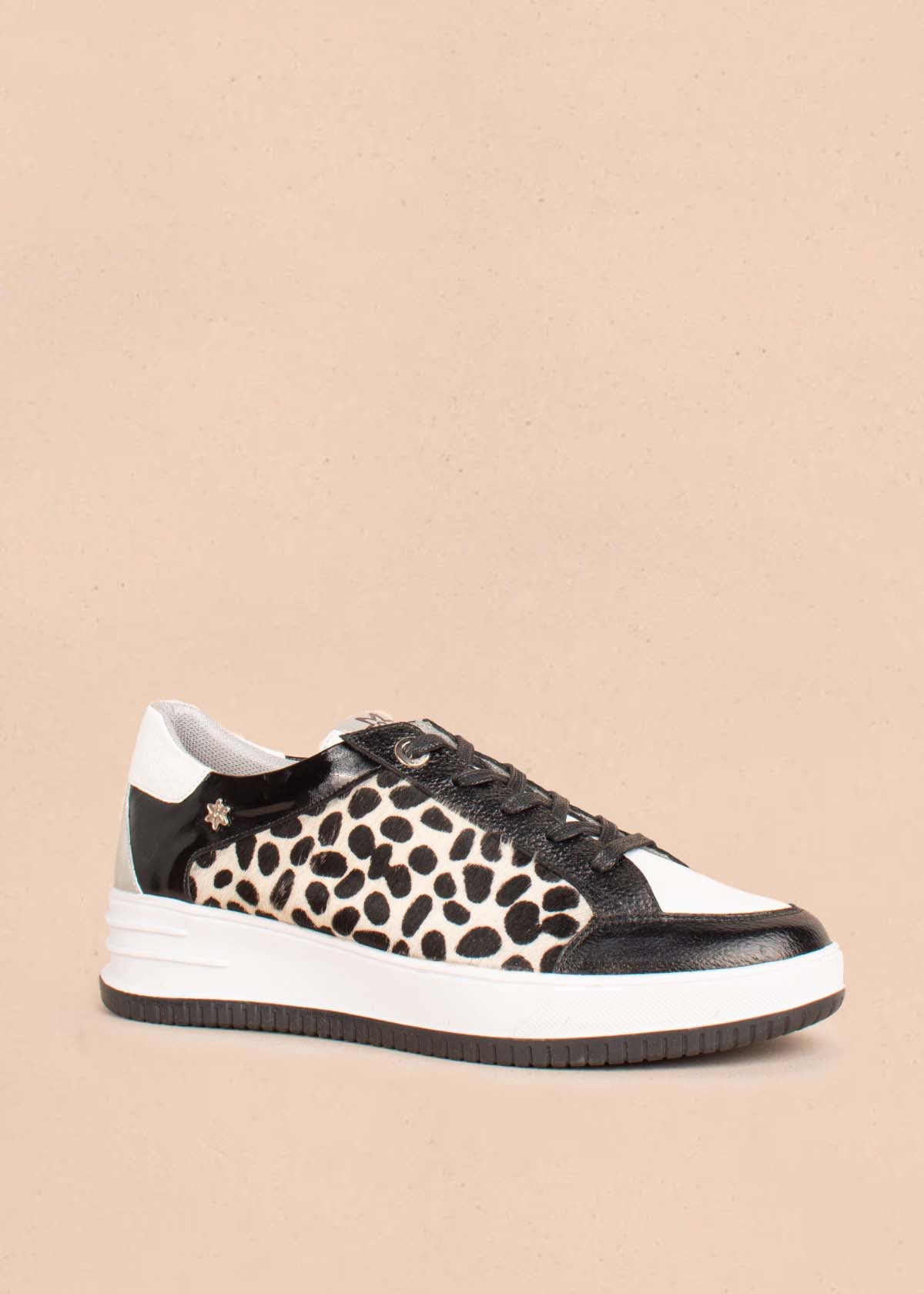 Tenis casuales en cuero color negro y cuero con pelo animal print 104600