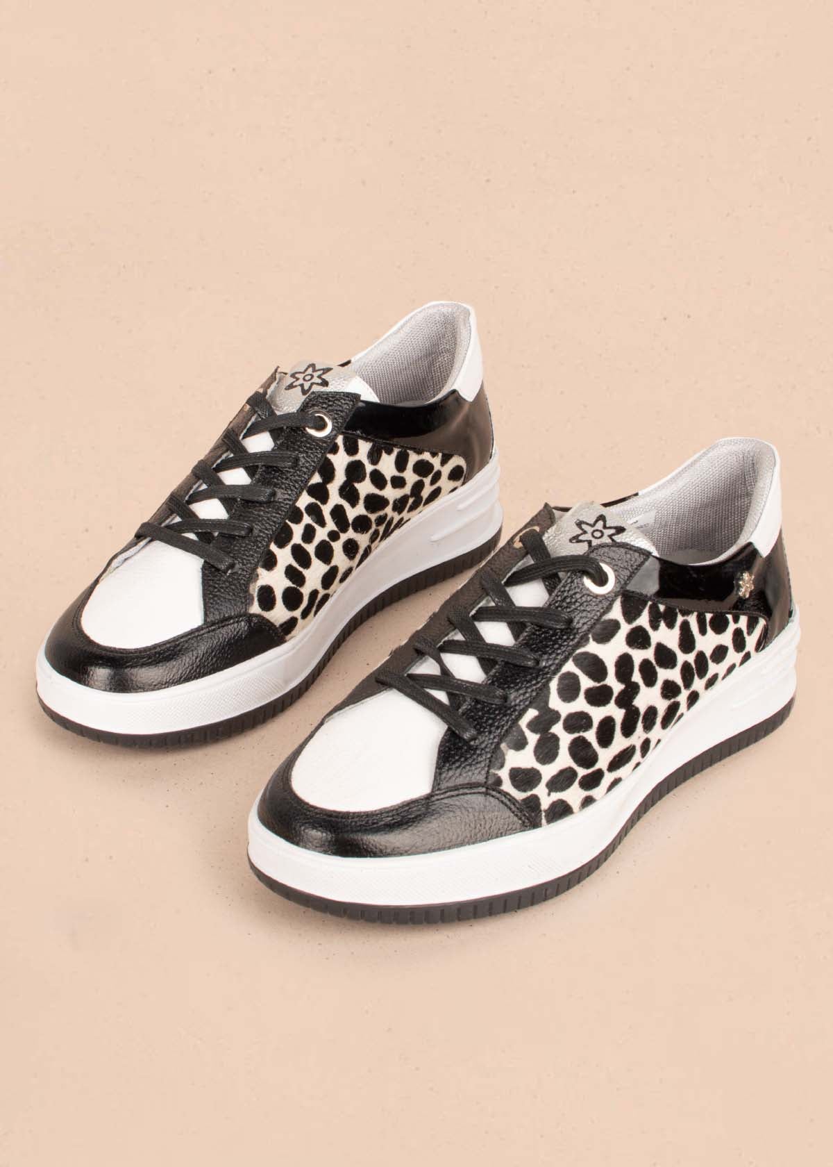 Tenis casuales en cuero color negro y cuero con pelo animal print 104600