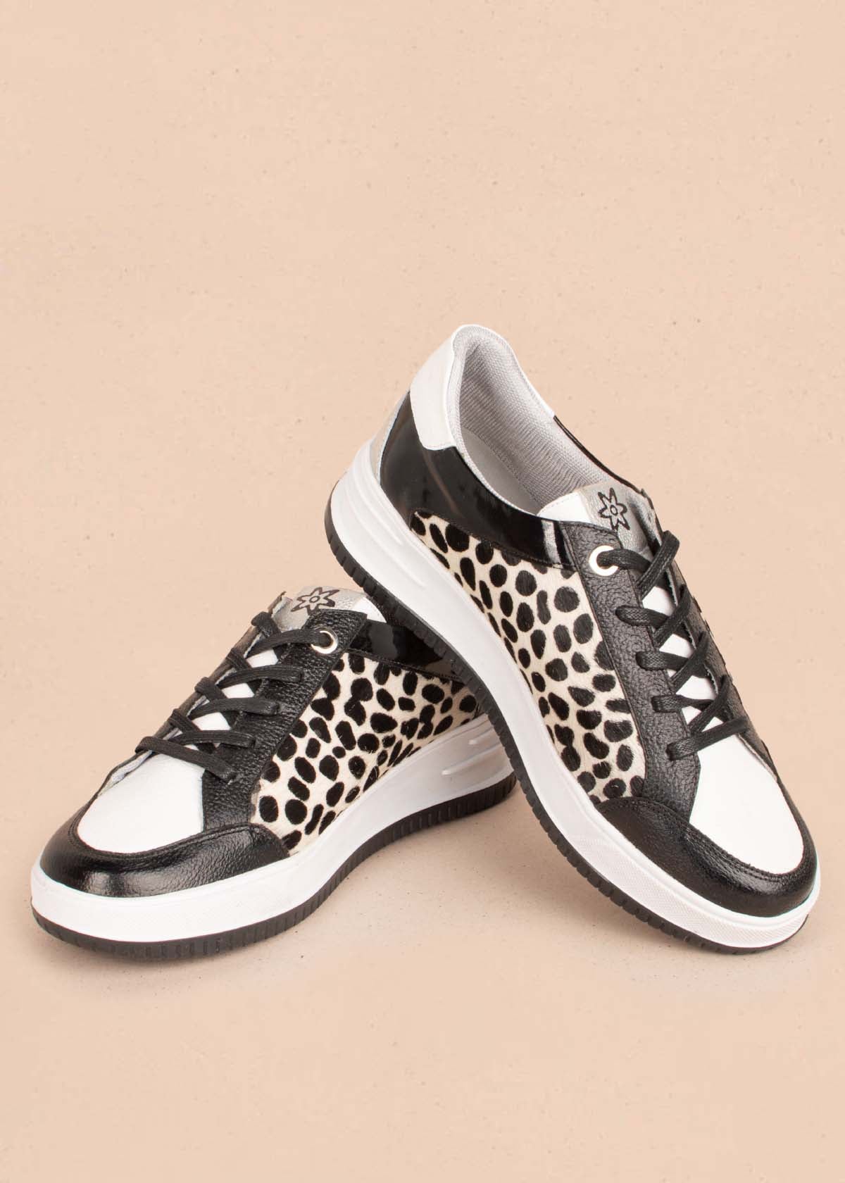 Tenis casuales en cuero color negro y cuero con pelo animal print 104600