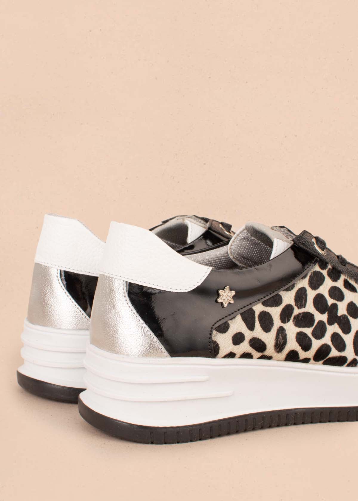 Tenis casuales en cuero color negro y cuero con pelo animal print 104600