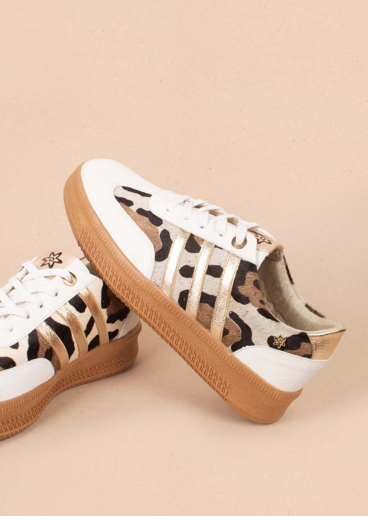 Tenis casuales en cuero color blanco y cuero con pelo animal print 104601