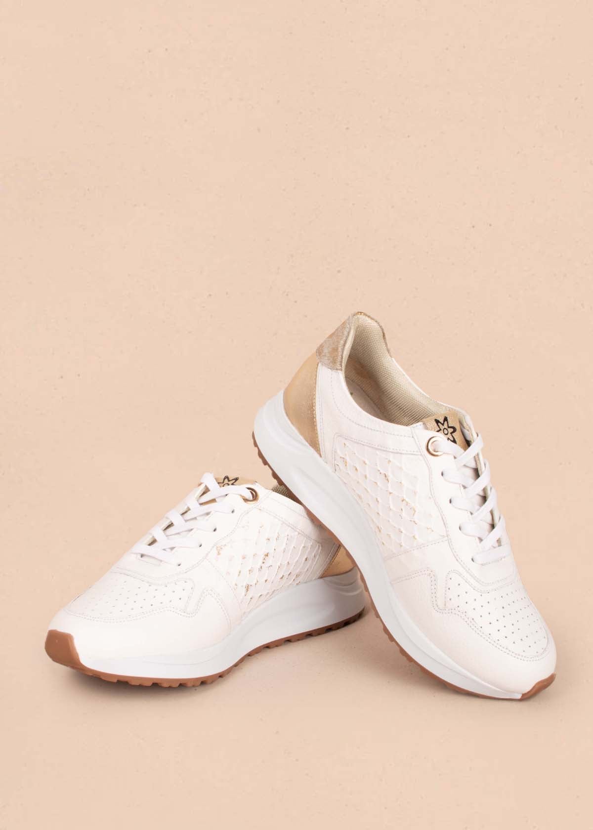 Tenis casuales en cuero color blanco con textura croco 104605