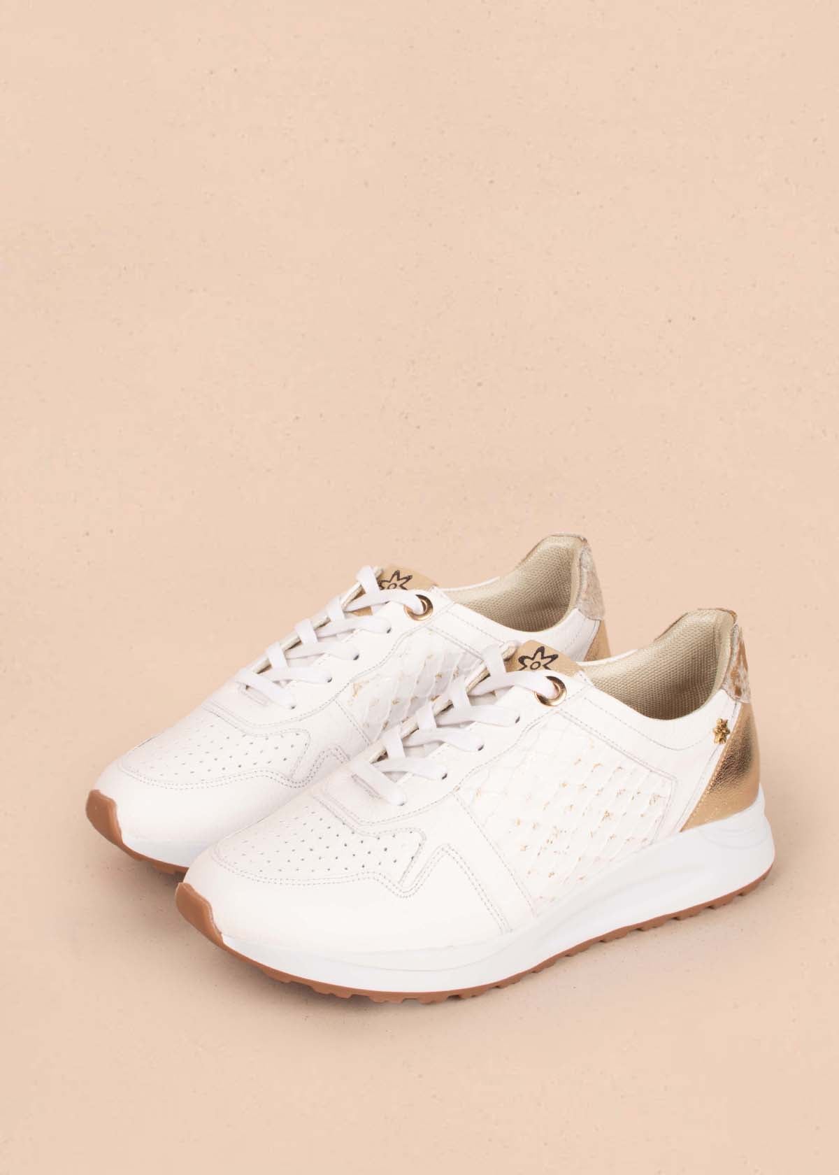 Tenis casuales en cuero color blanco con textura croco 104605