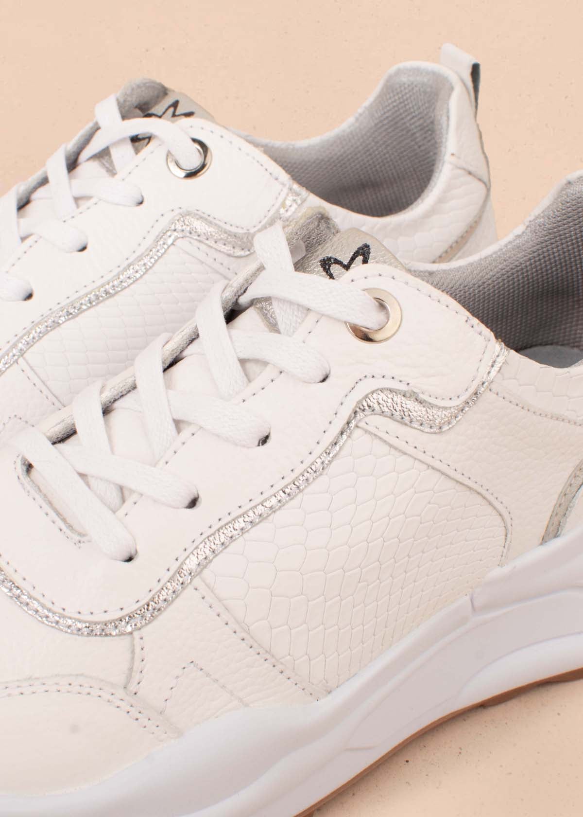 Tenis casuales en cuero color blanco 104606