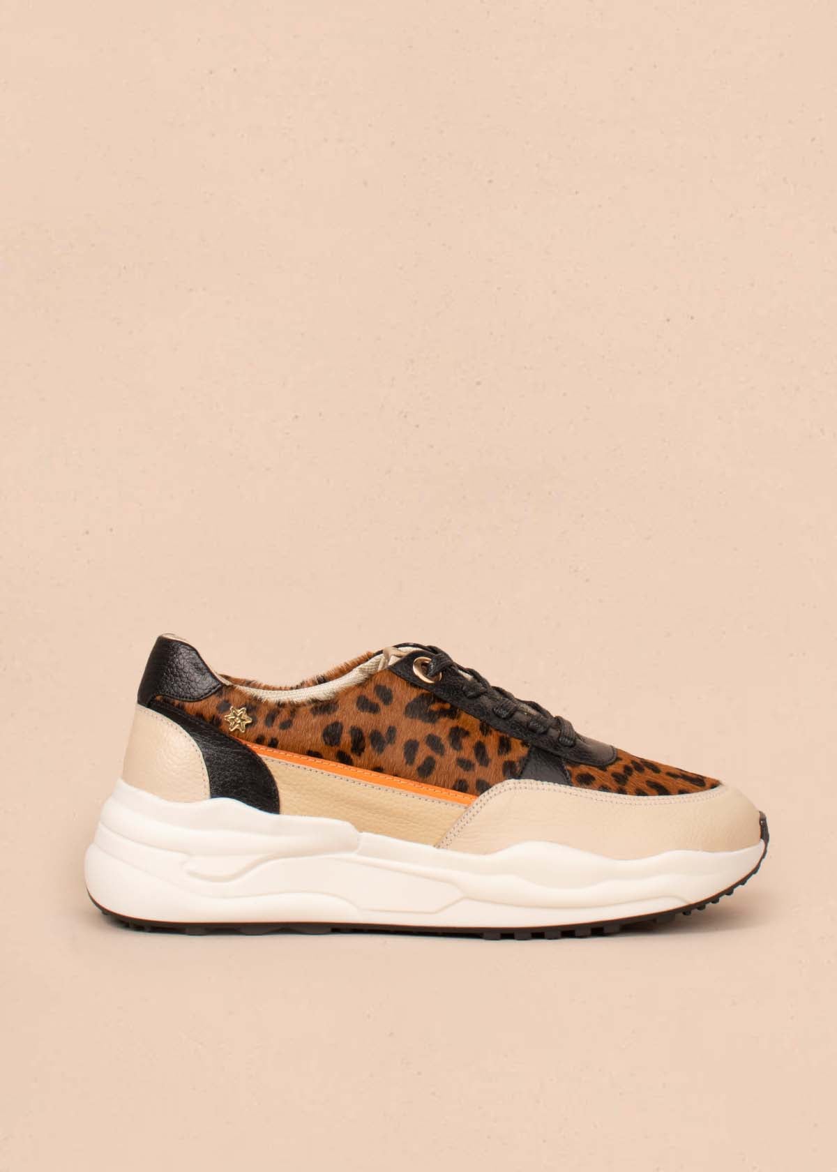 Tenis casuales en cuero color beige y cuero con pelo animal print 104607