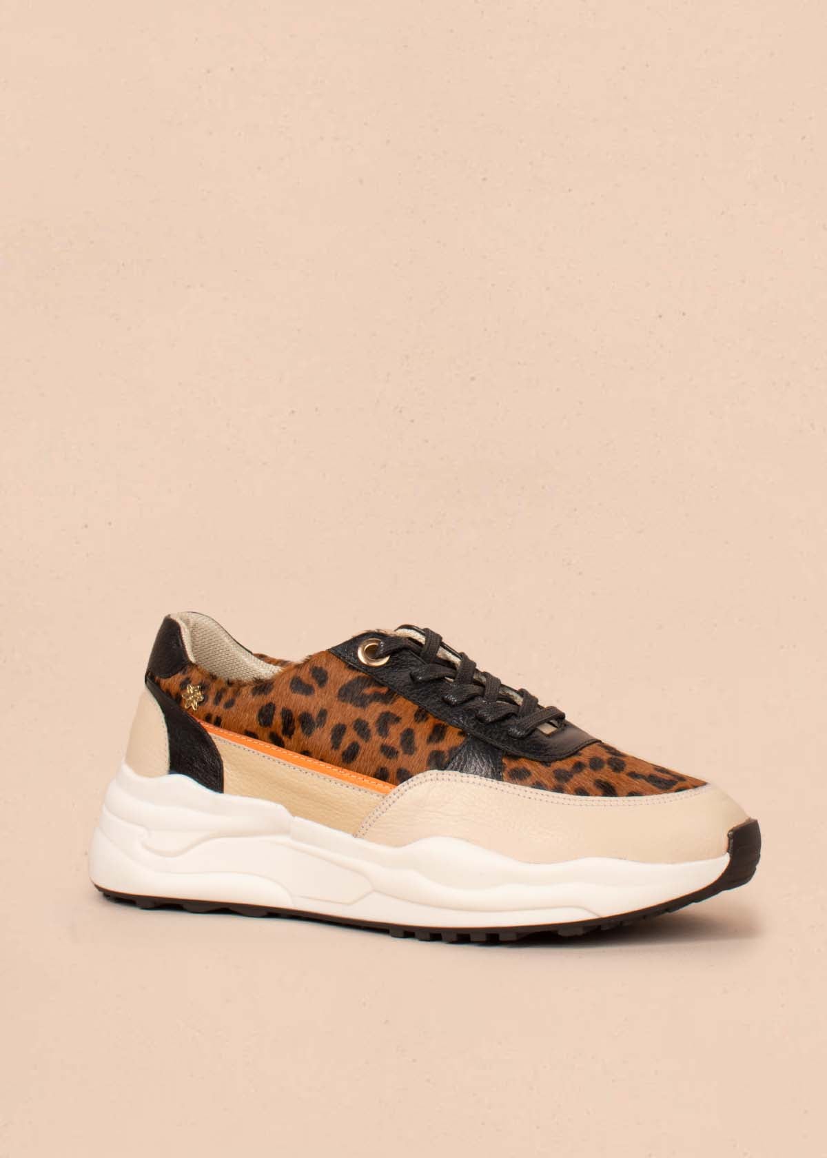 Tenis casuales en cuero color beige y cuero con pelo animal print 104607