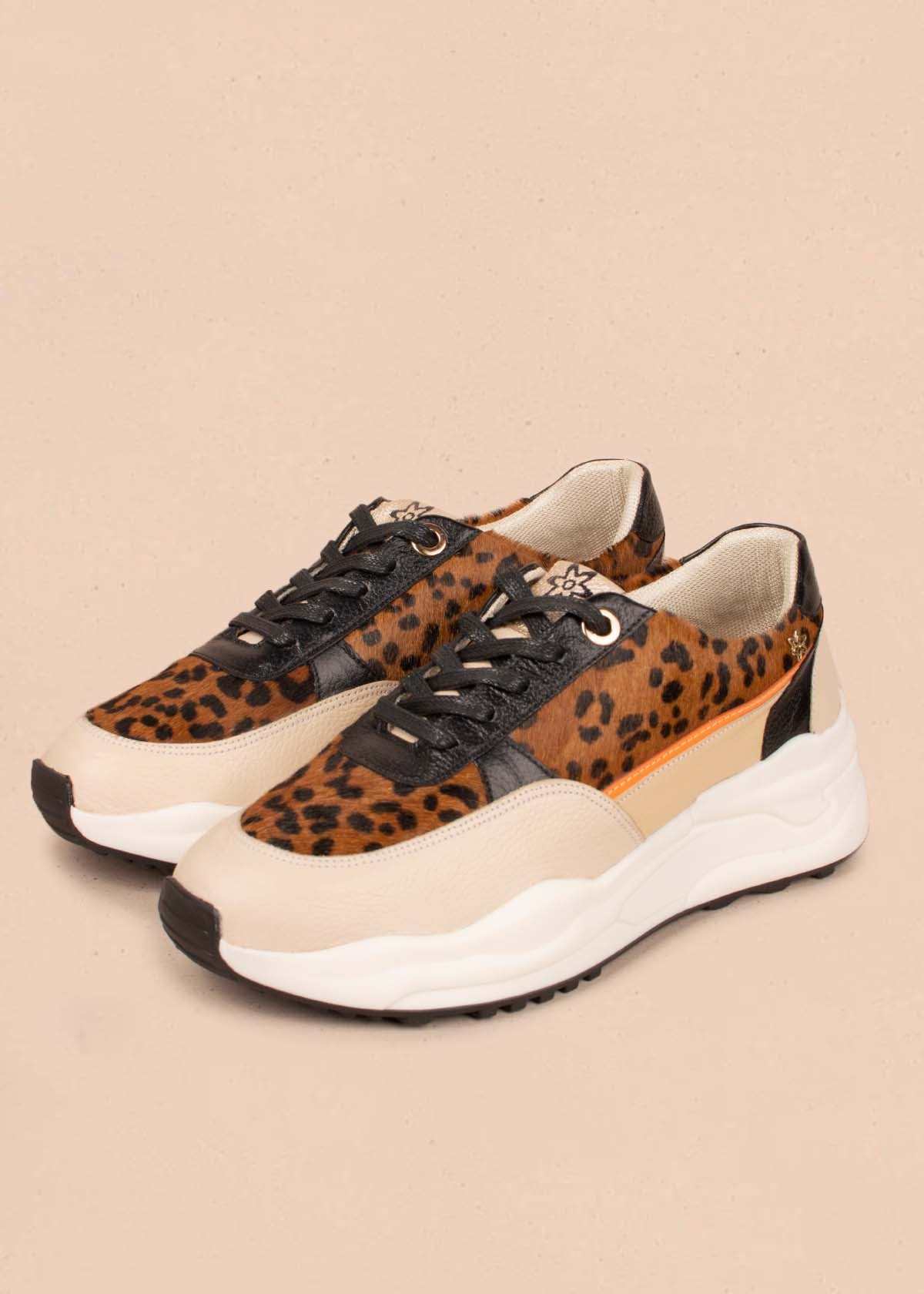 Tenis casuales en cuero color beige y cuero con pelo animal print 104607