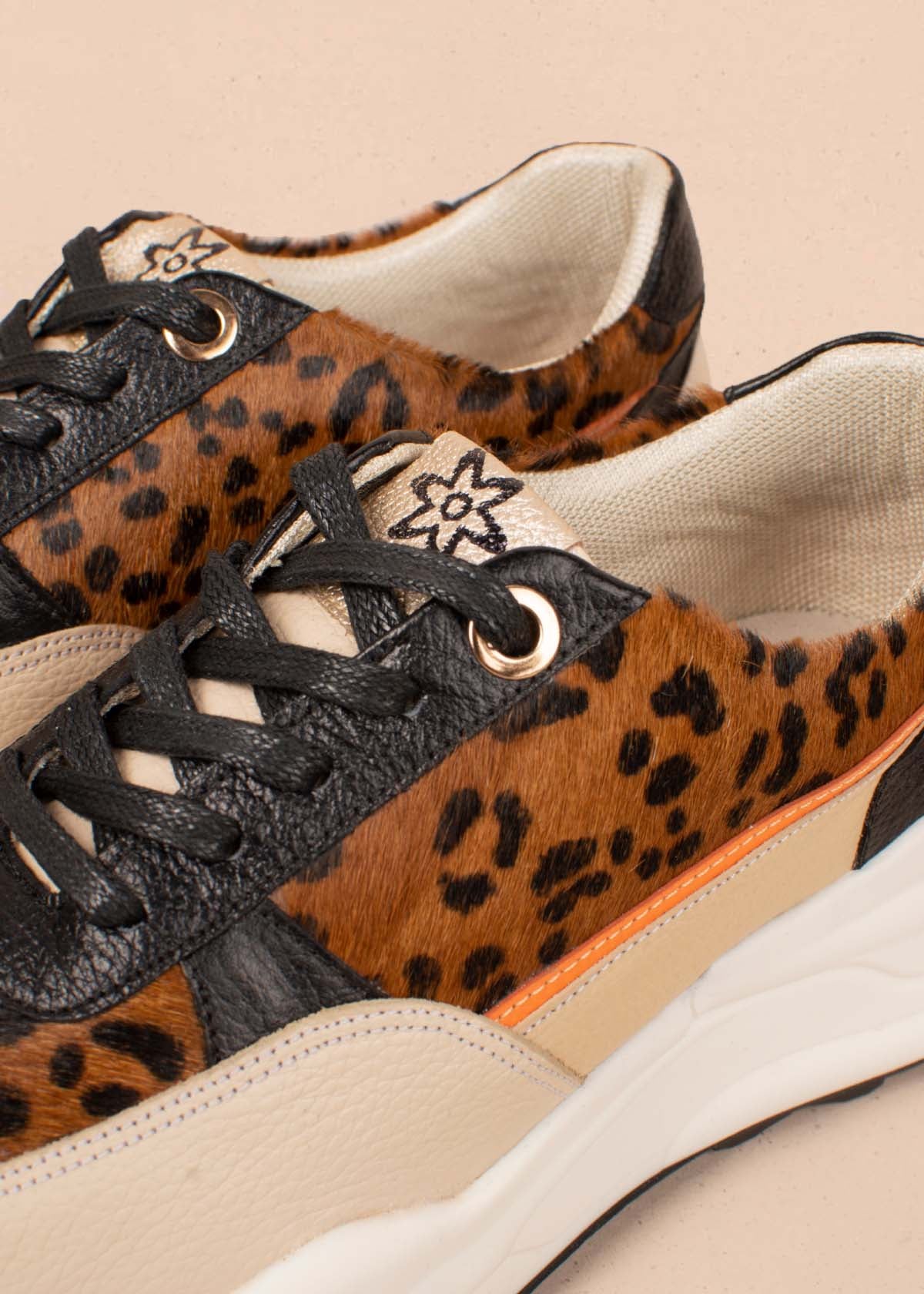 Tenis casuales en cuero color beige y cuero con pelo animal print 104607