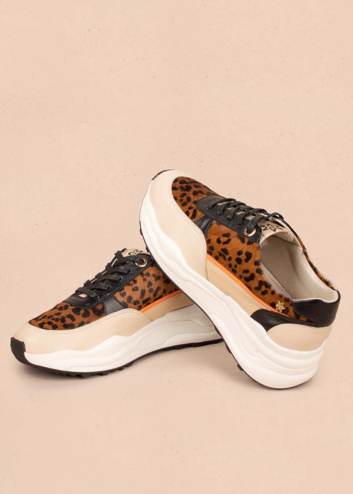 Tenis casuales en cuero color beige y cuero con pelo animal print 104607