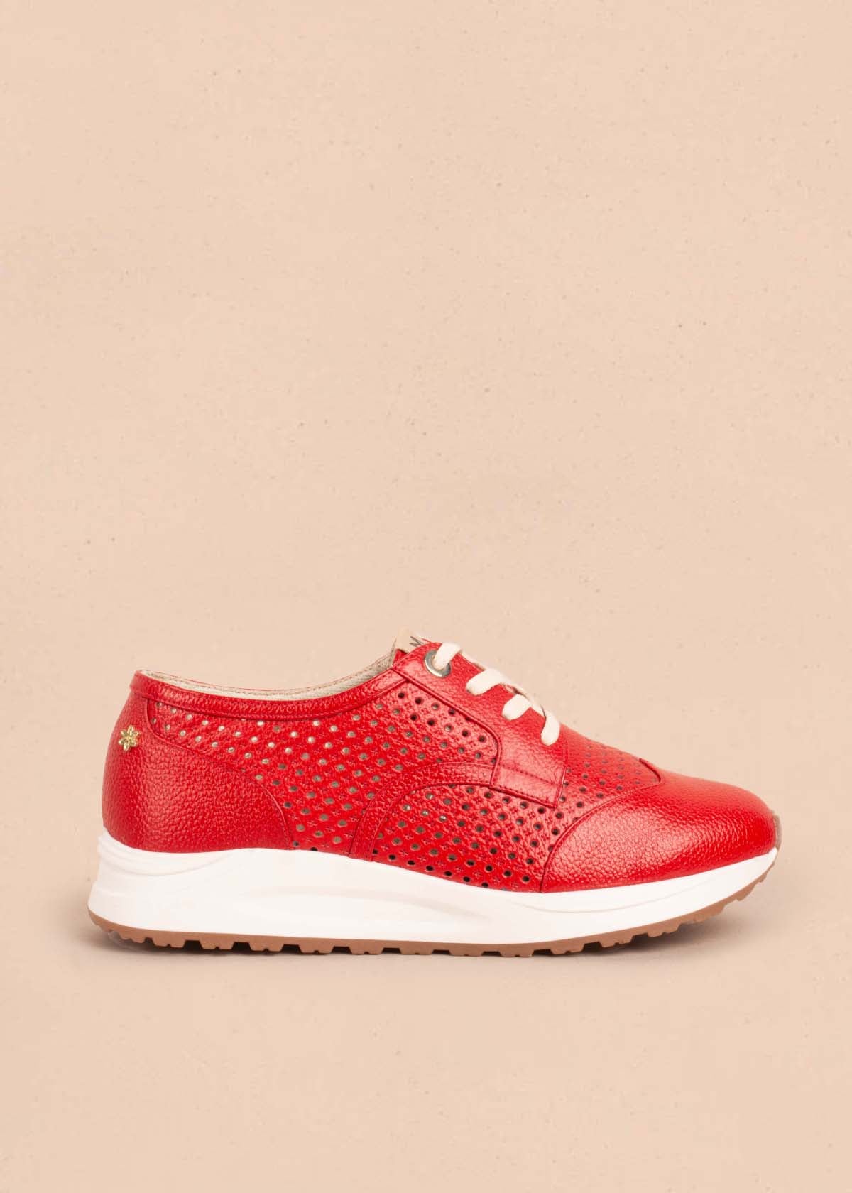 Tenis casuales en cuero color rojo con perforaciones 104609