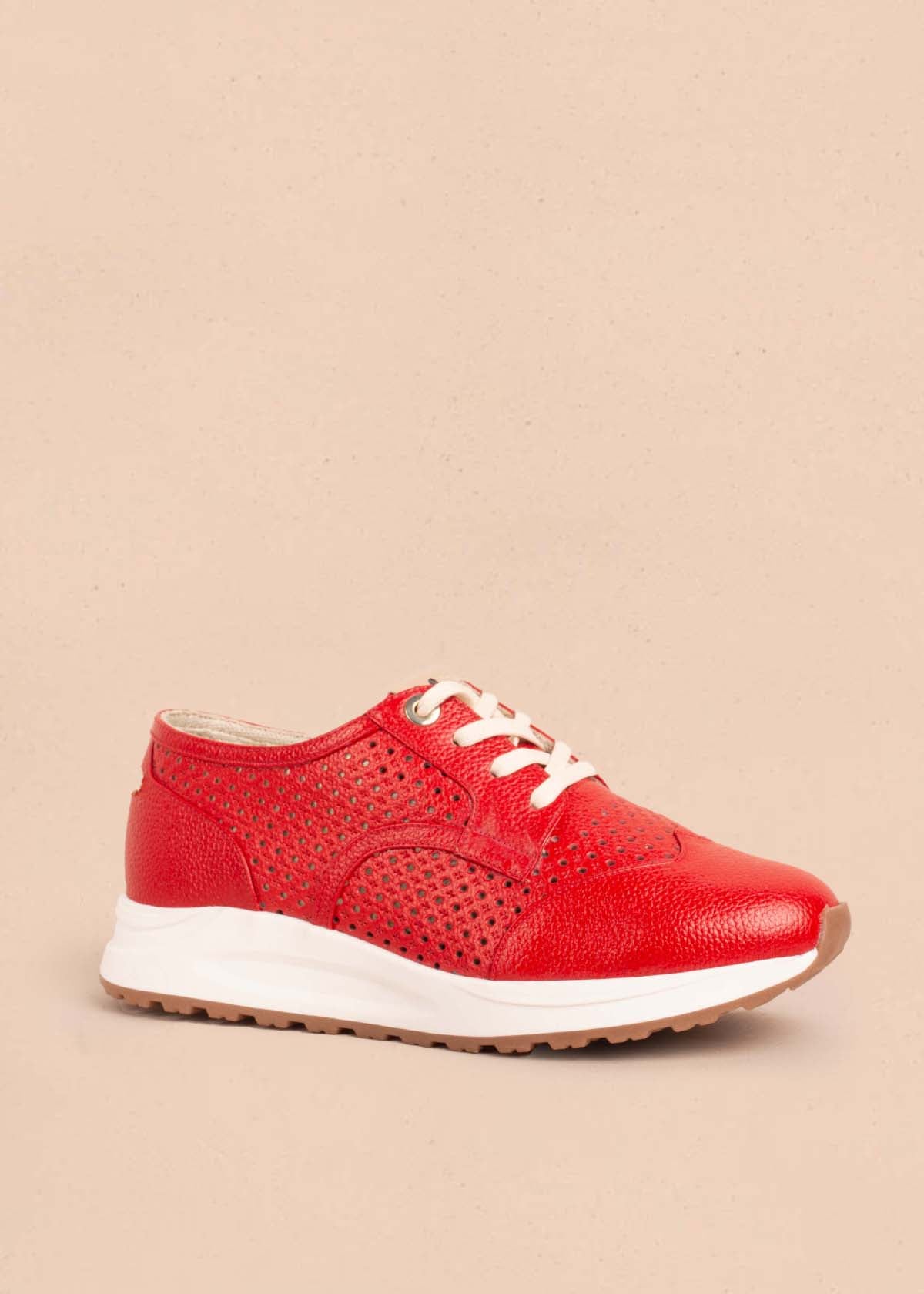 Tenis casuales en cuero color rojo con perforaciones 104609