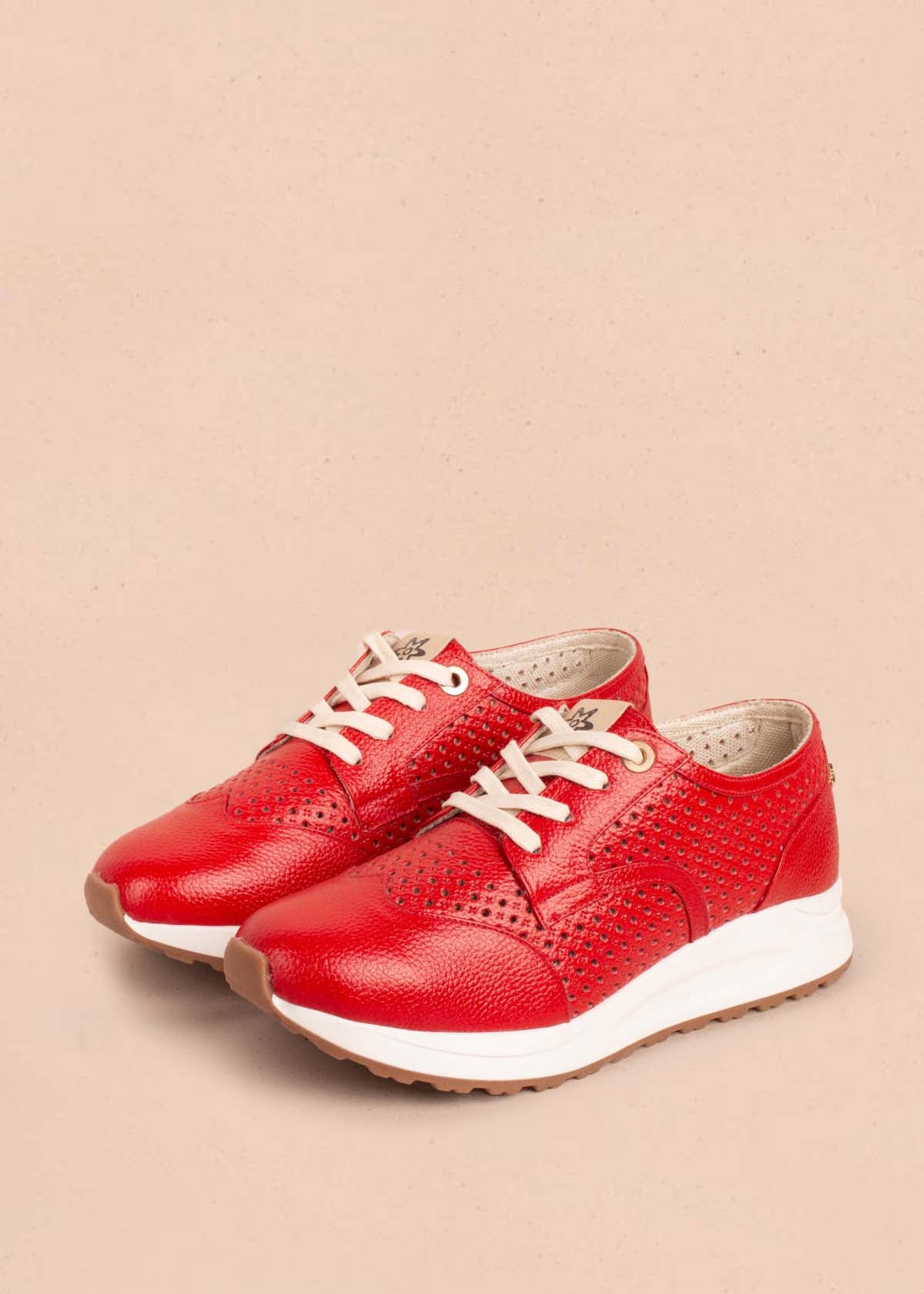 Tenis casuales en cuero color rojo con perforaciones 104609