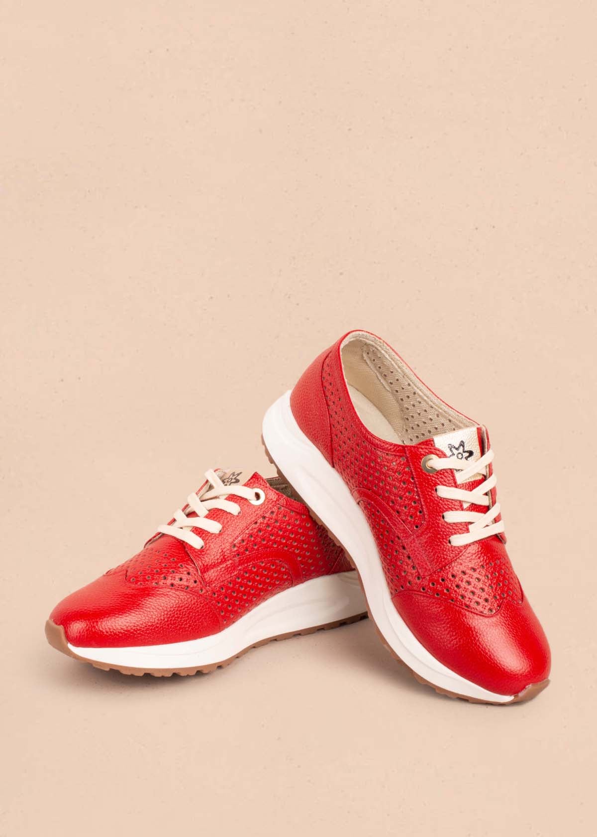 Tenis casuales en cuero color rojo con perforaciones 104609