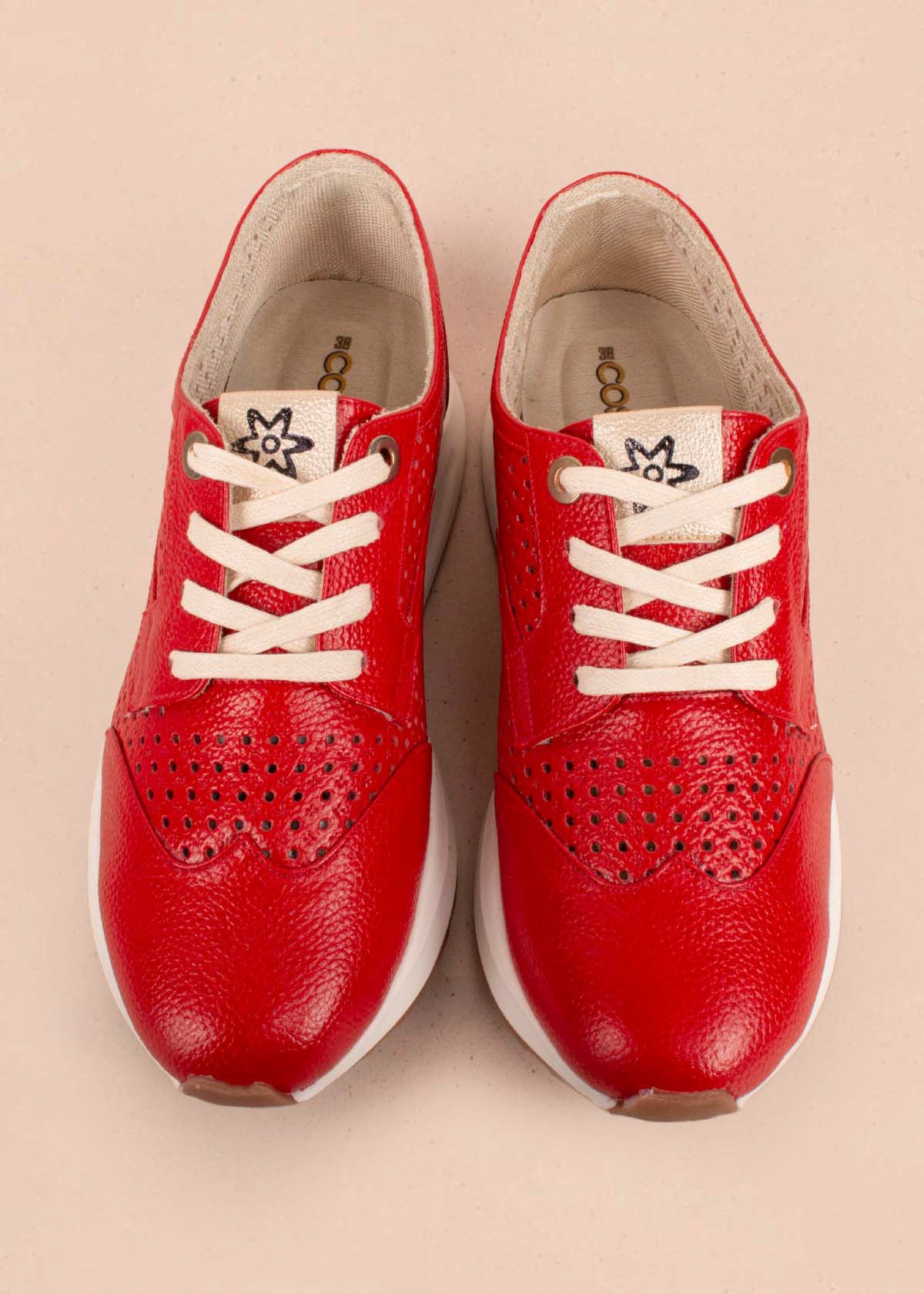 Tenis casuales en cuero color rojo con perforaciones 104609