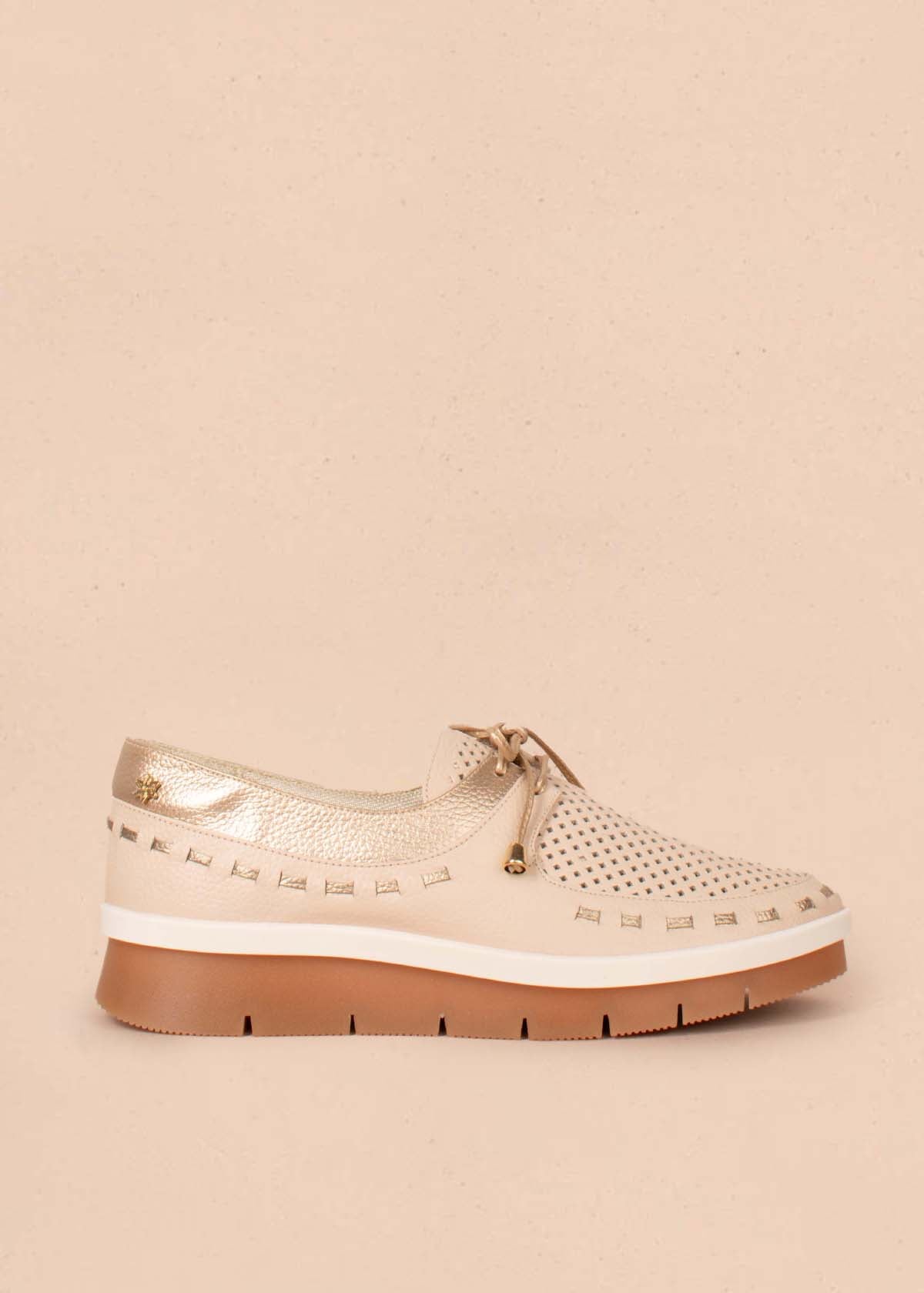 Tenis casuales en cuero color beige con perforaciones 104612