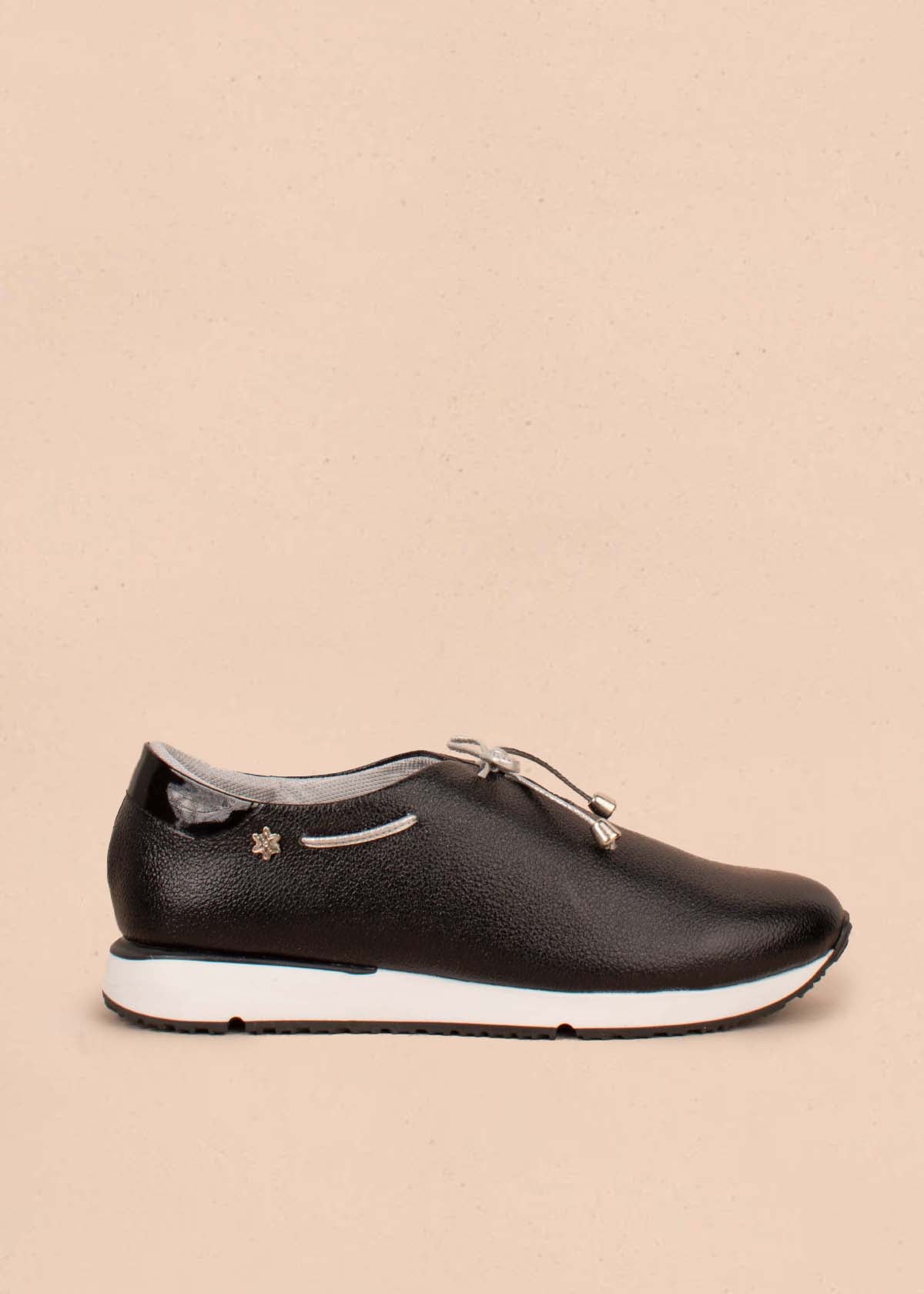 Tenis casuales en cuero color negro 104613