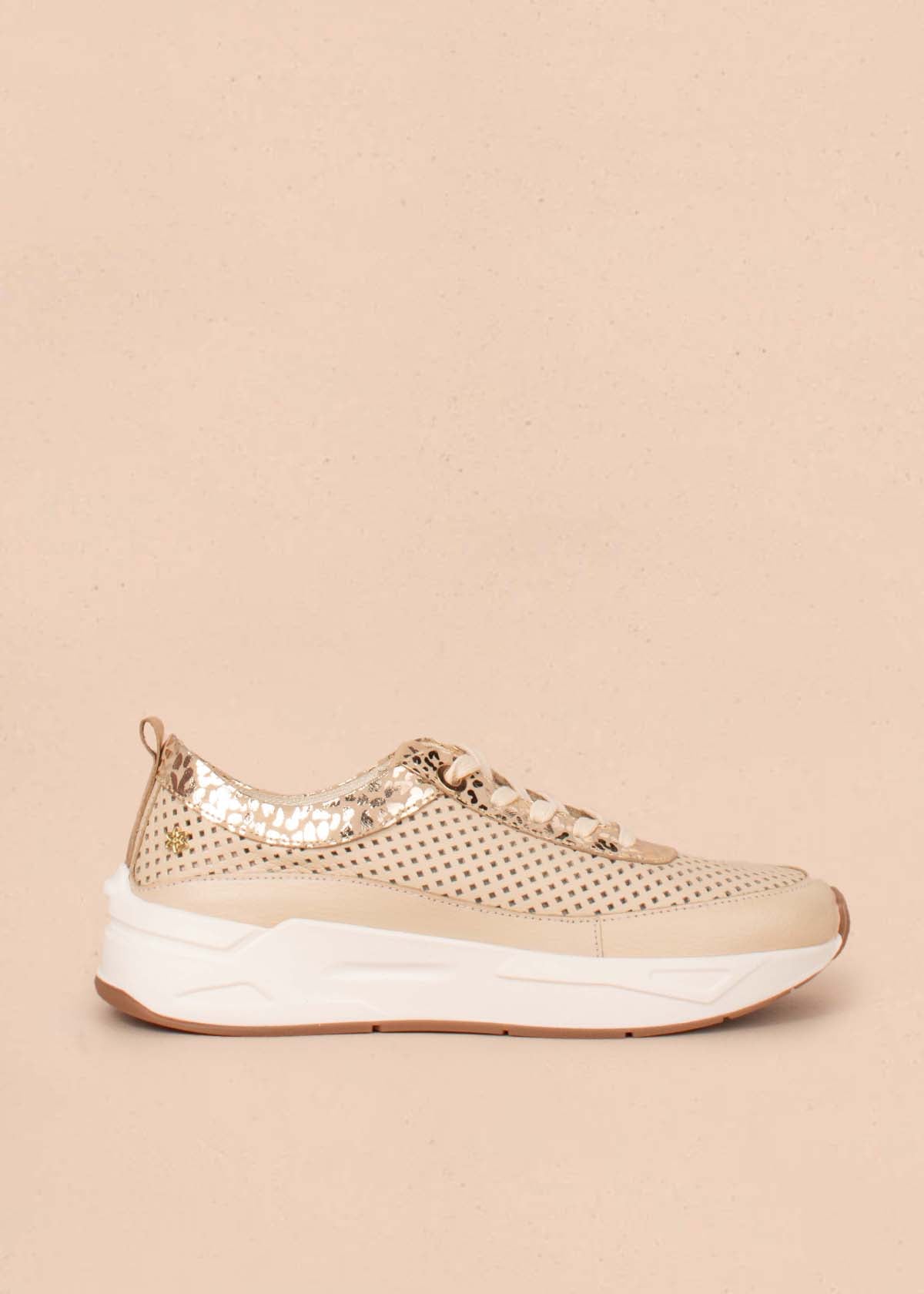 Tenis casuales en cuero color beige con folia y perforaciones 104617