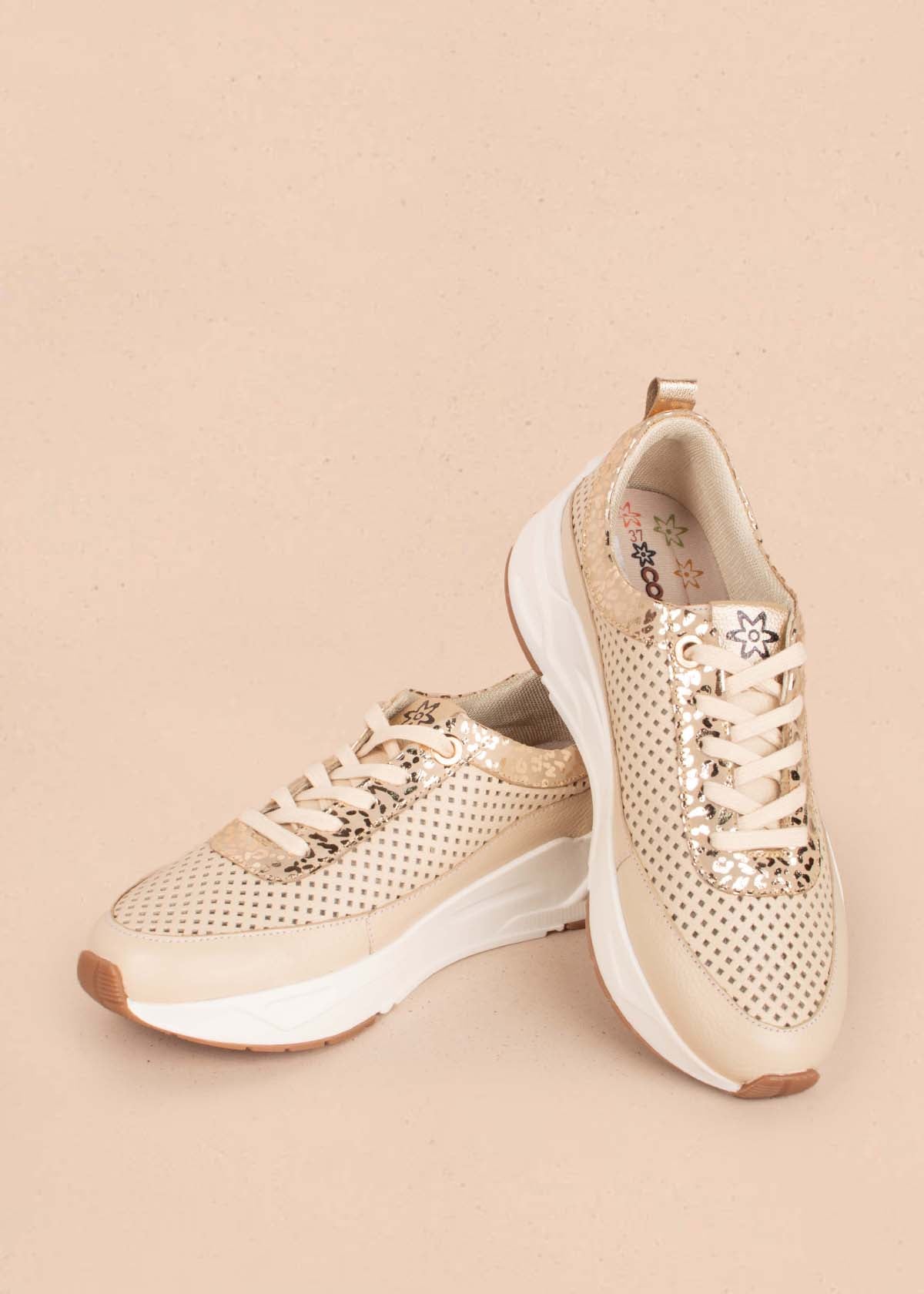 Tenis casuales en cuero color beige con folia y perforaciones 104617