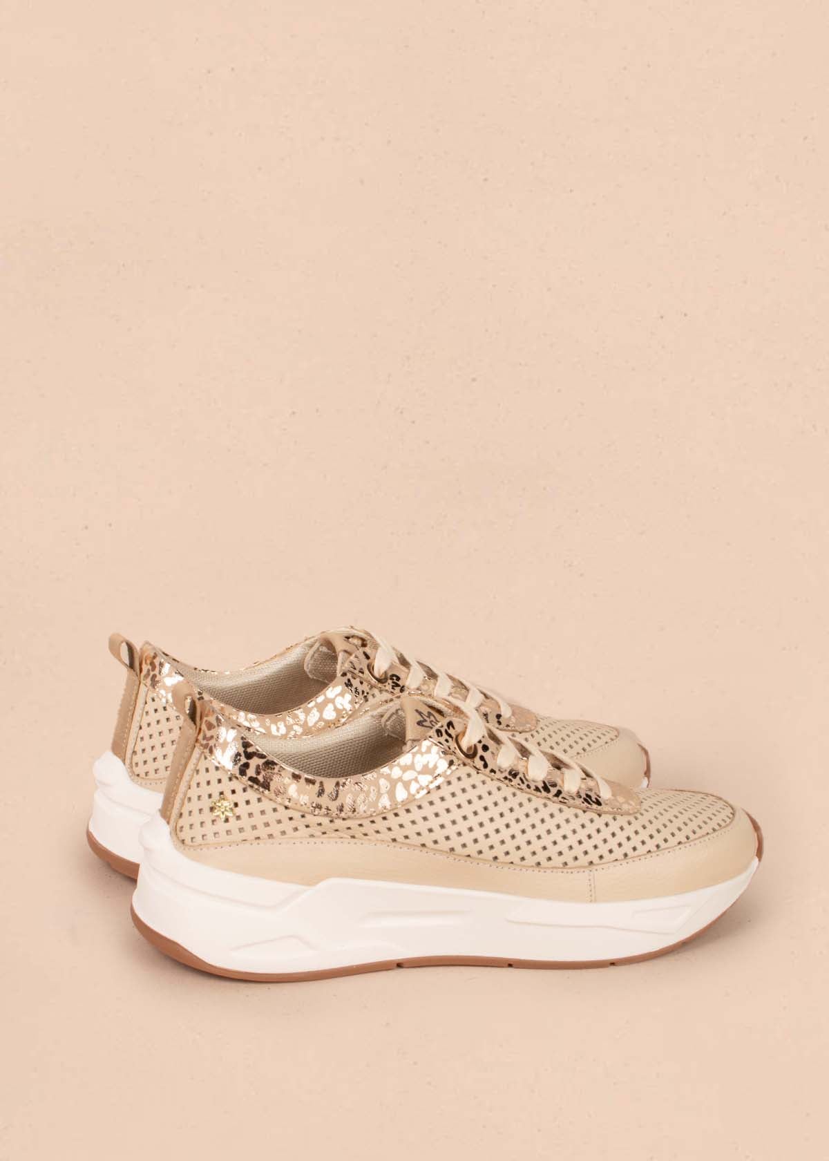 Tenis casuales en cuero color beige con folia y perforaciones 104617