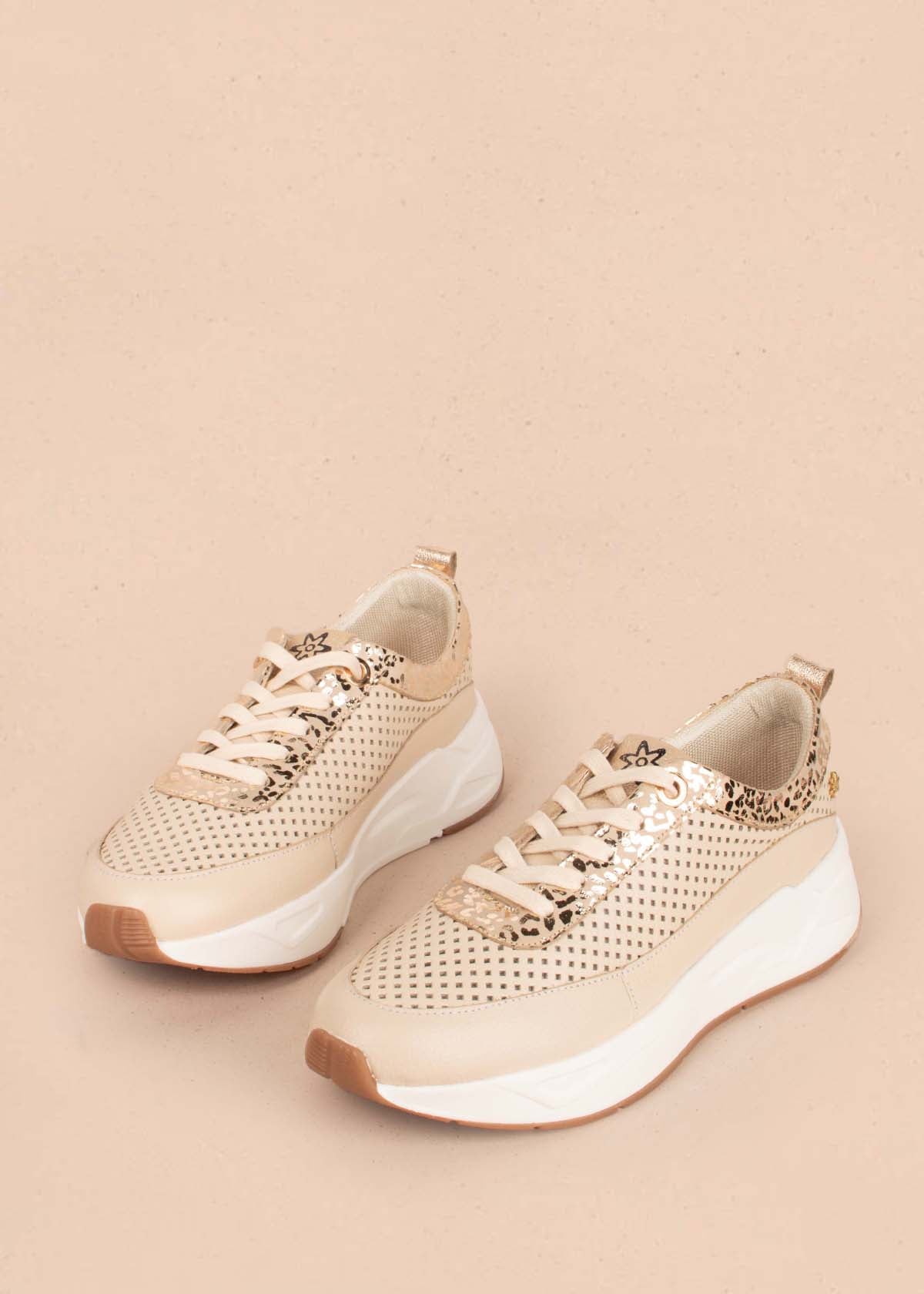 Tenis casuales en cuero color beige con folia y perforaciones 104617