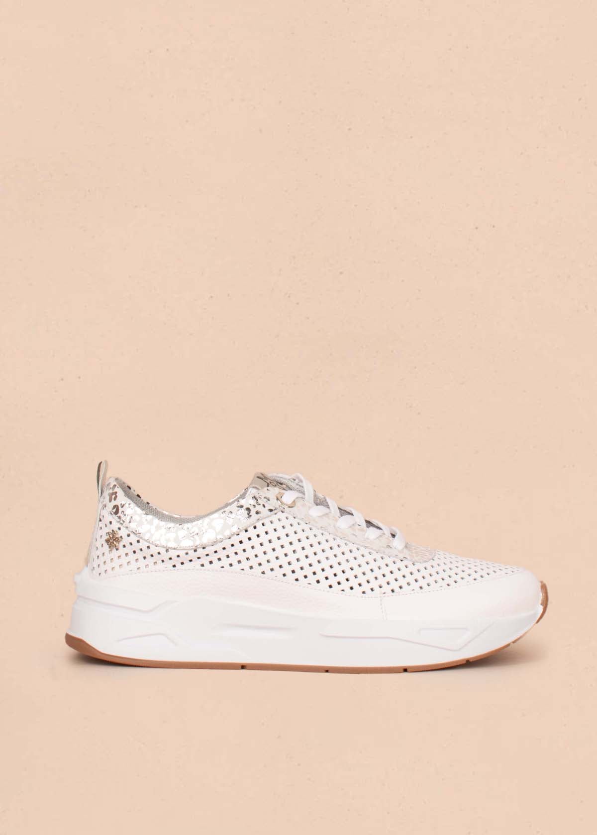 Tenis casuales en cuero color blanco con folia y perforaciones 104617