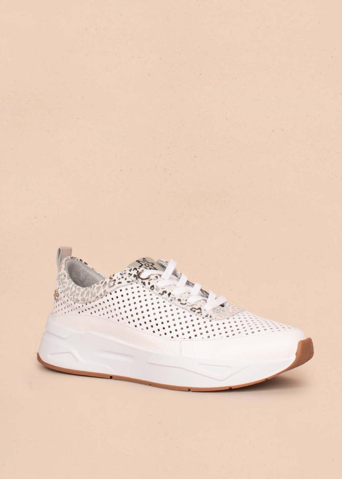 Tenis casuales en cuero color blanco con folia y perforaciones 104617