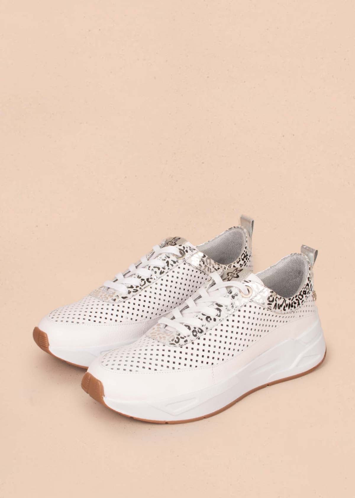 Tenis casuales en cuero color blanco con folia y perforaciones 104617