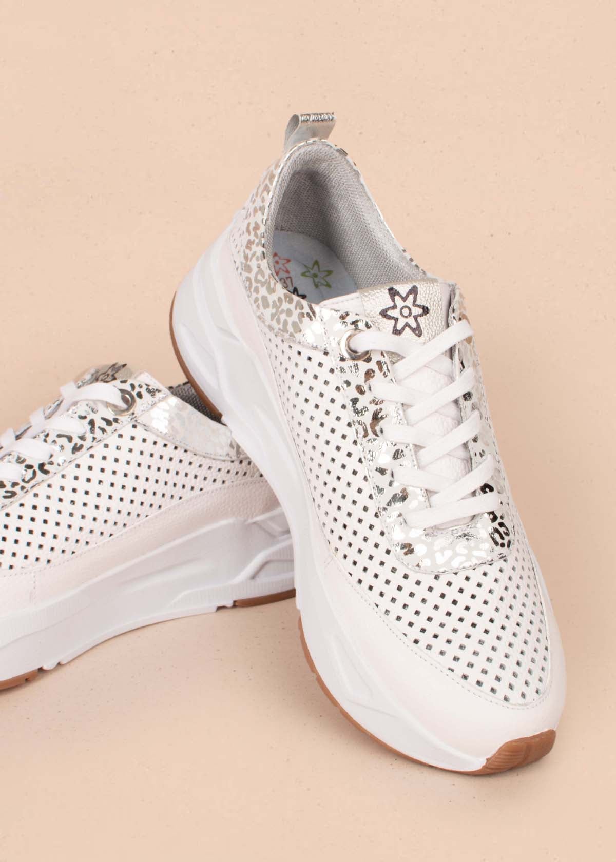 Tenis casuales en cuero color blanco con folia y perforaciones 104617