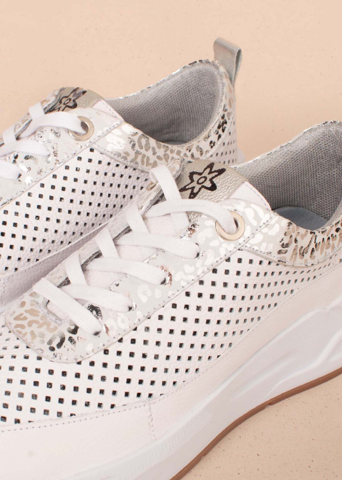 Tenis casuales en cuero color blanco con folia y perforaciones 104617