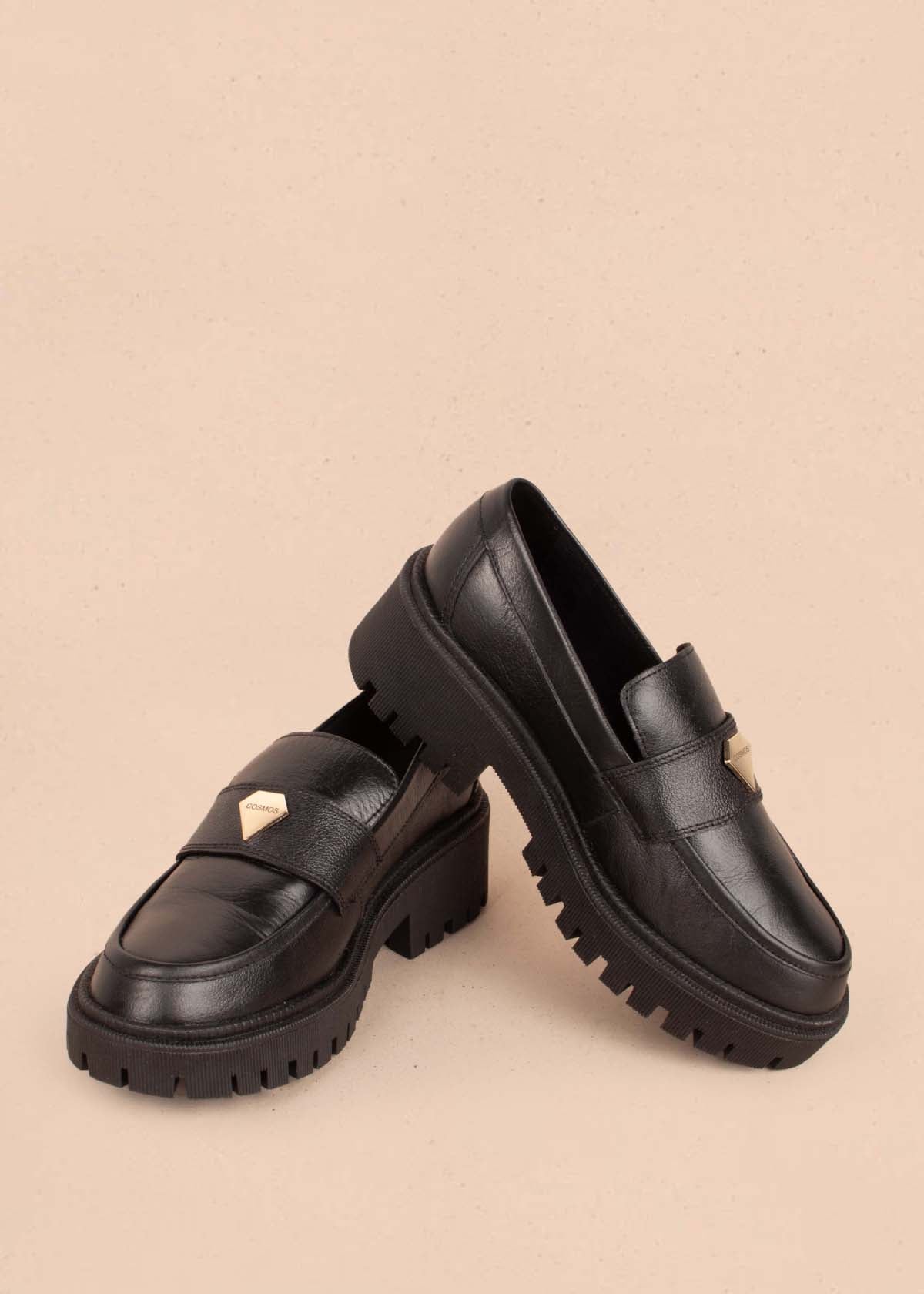 Mocasines en cuero color negro con aplique dorado 104635