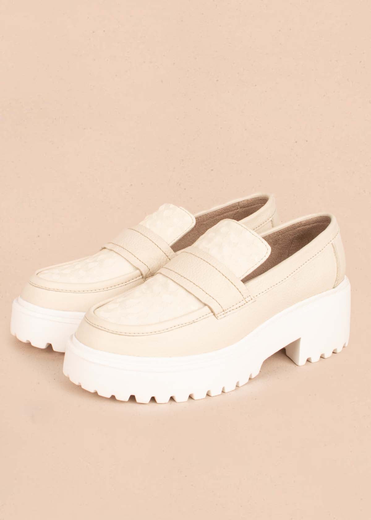 Mocasines en cuero color beige con textura 104641