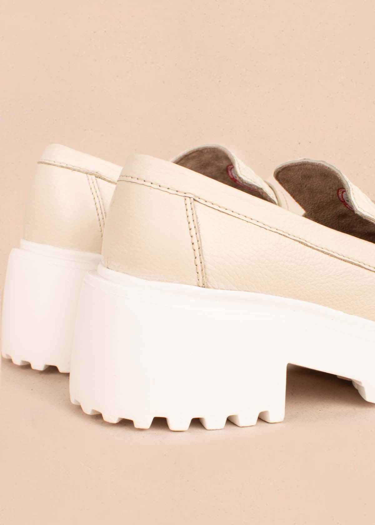 Mocasines en cuero color beige con textura 104641