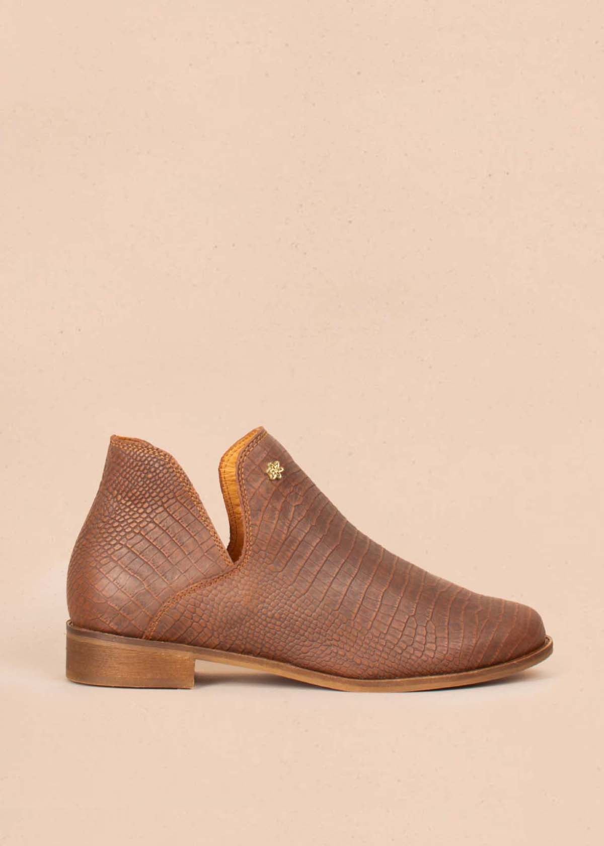 Botines en cuero color café con textura croco 104642