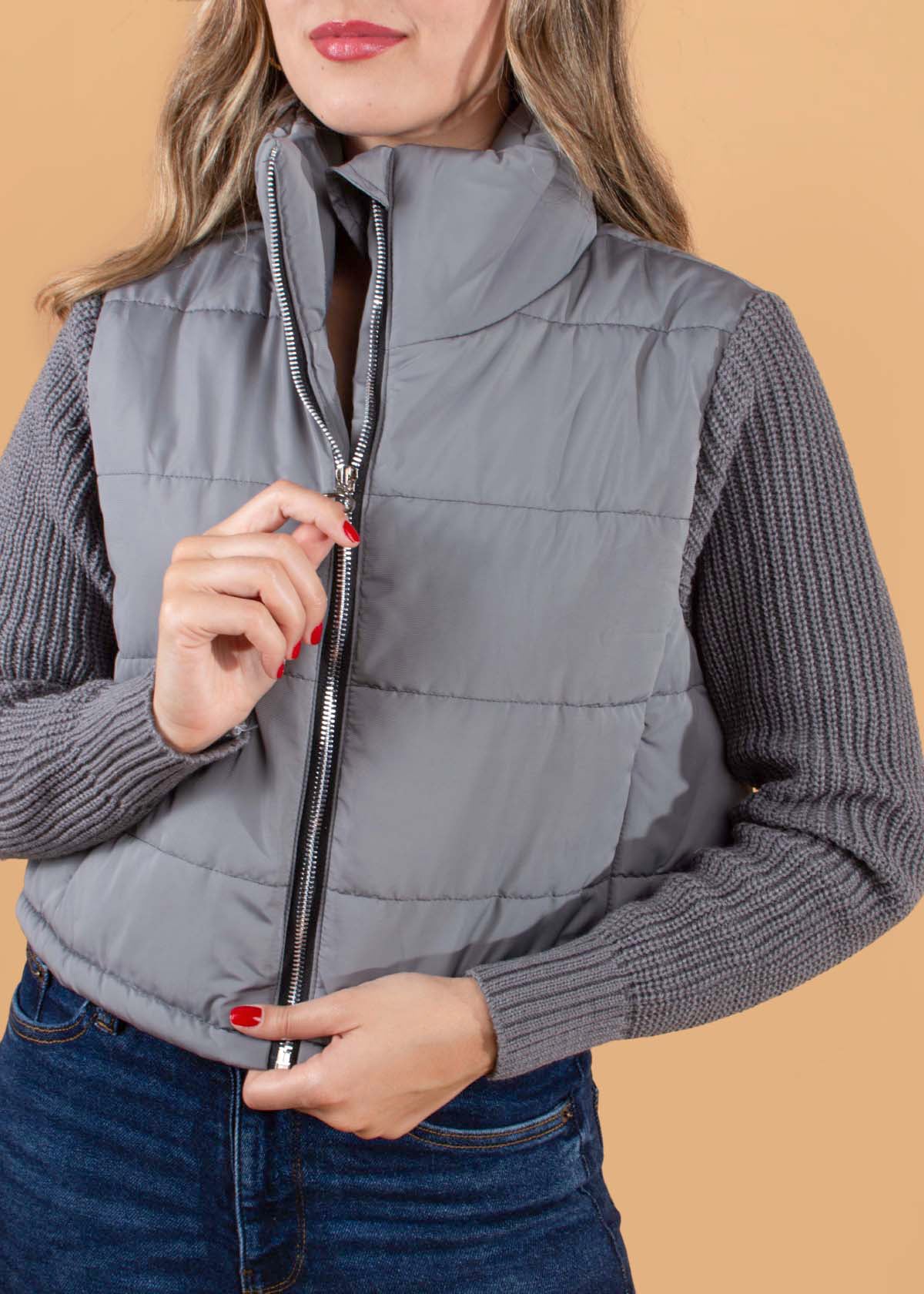 Chaqueta color gris con mangas tejidas 104647