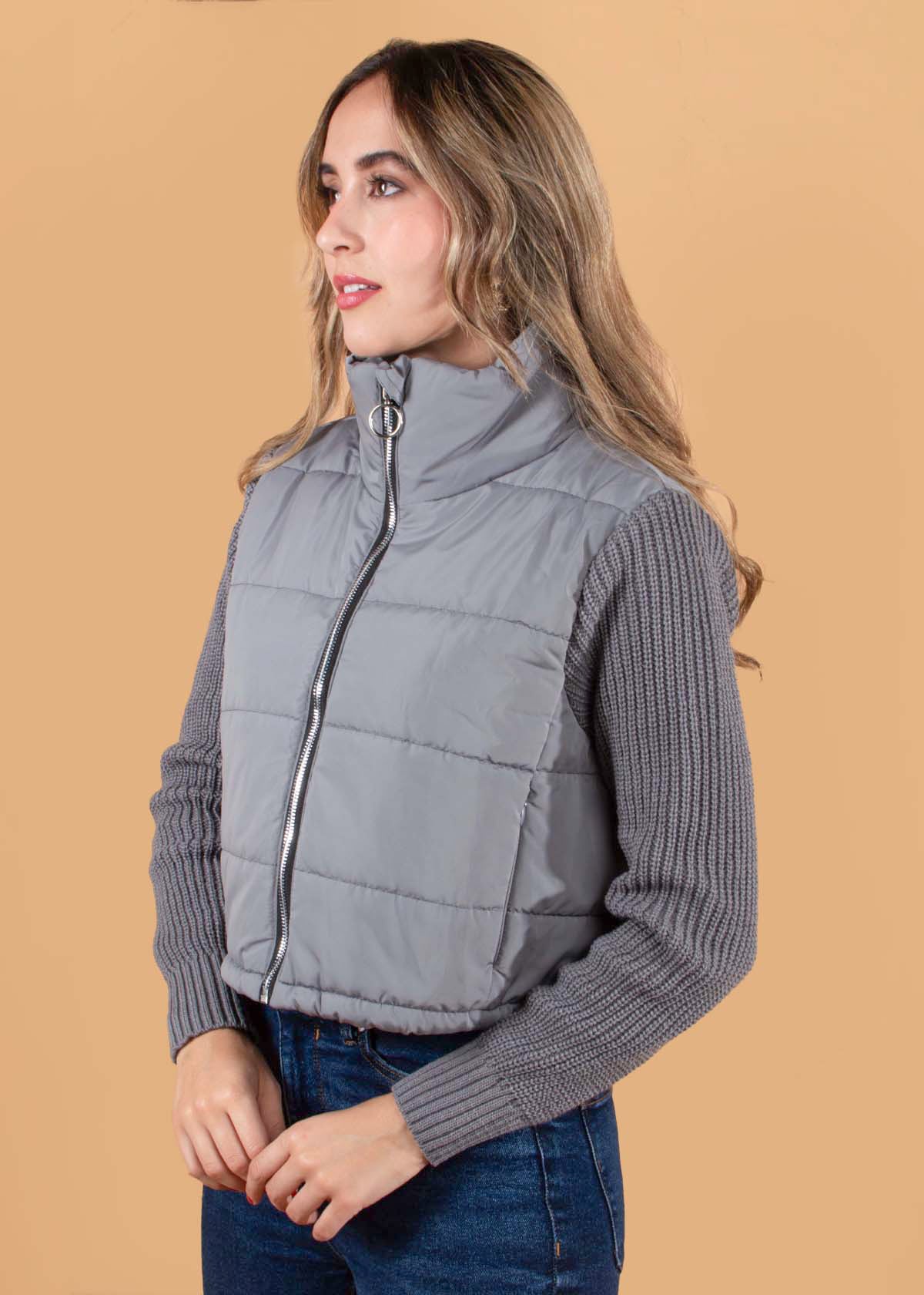 Chaqueta color gris con mangas tejidas 104647