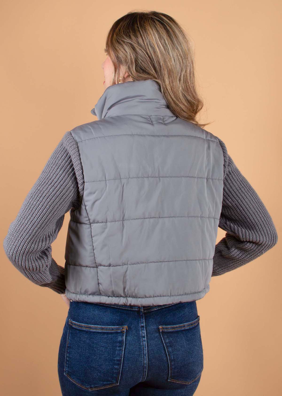 Chaqueta color gris con mangas tejidas 104647