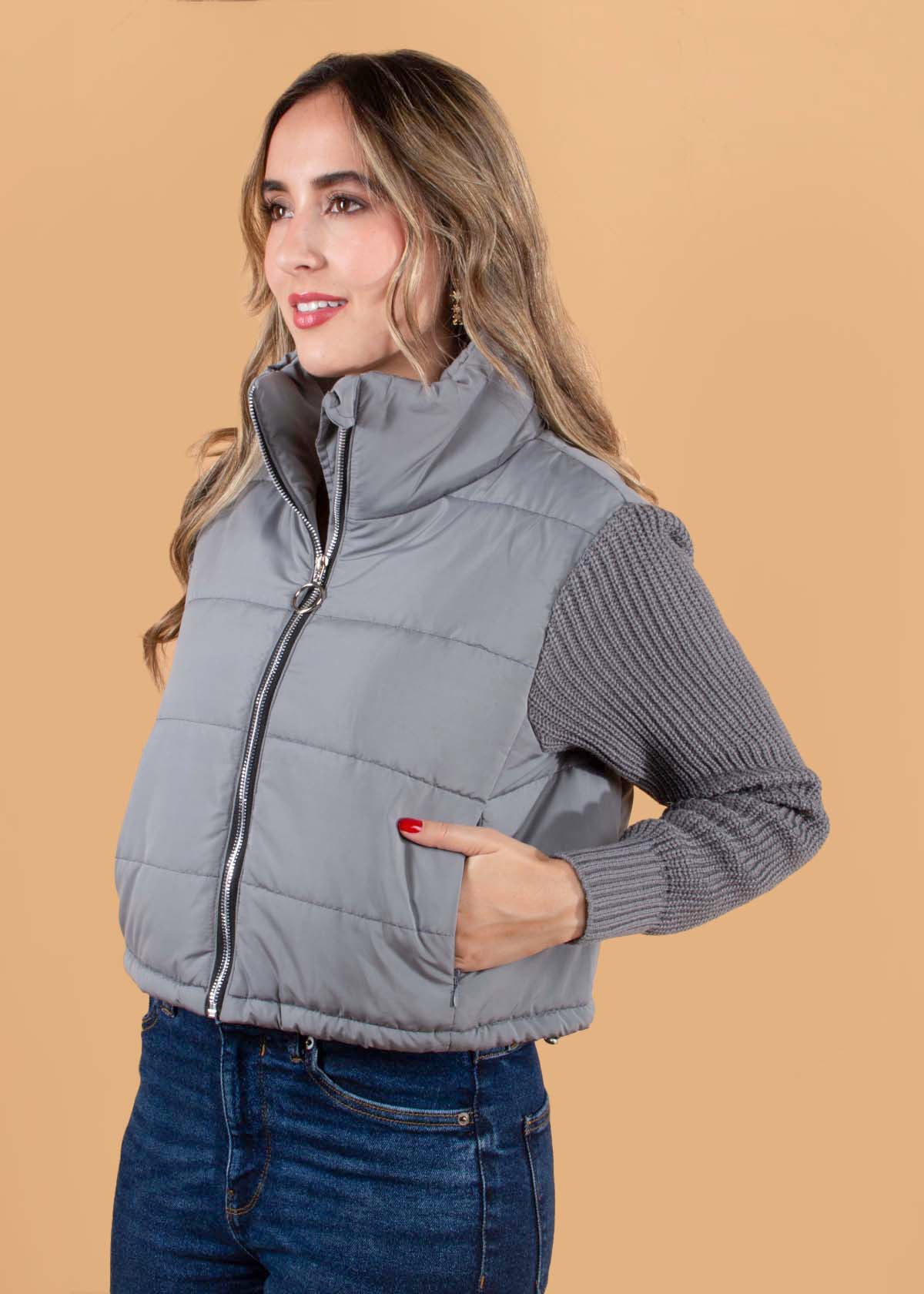 Chaqueta color gris con mangas tejidas 104647