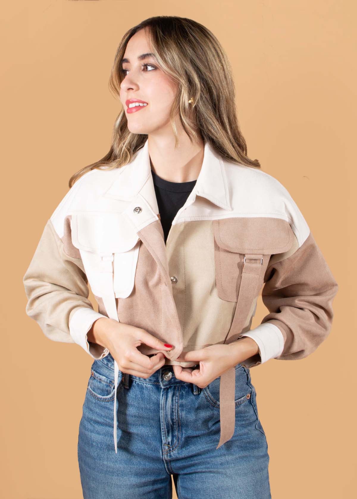 Chaqueta corta color beige con bolsillos 104650