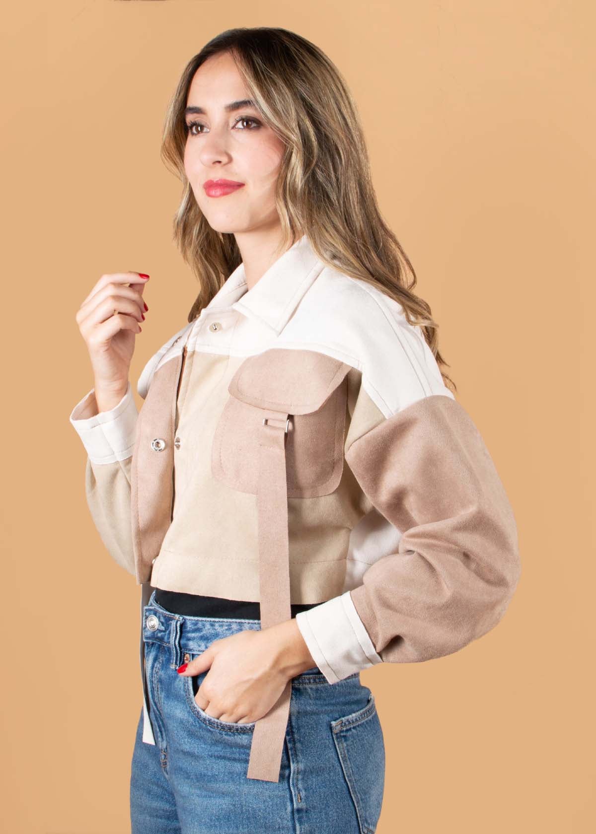 Chaqueta corta color beige con bolsillos 104650